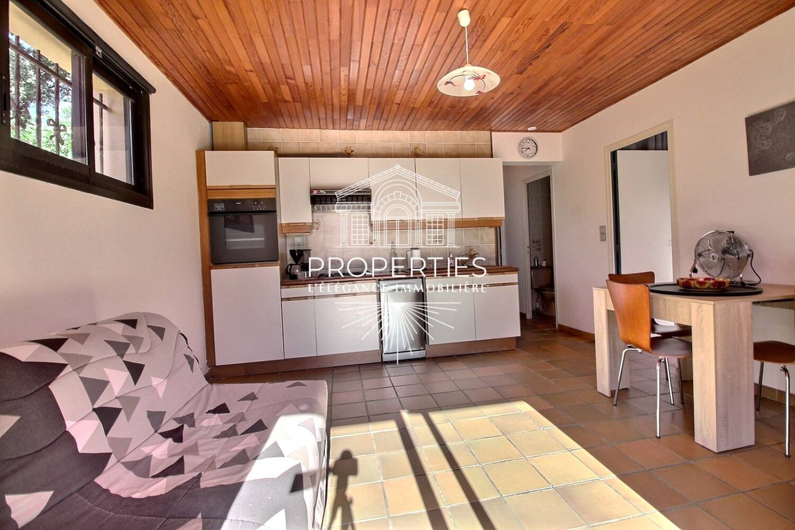 À vendre au Lavandou, maison avec puit, grand jardin plat de 5 500m² et belle exposition Sud-Est.
