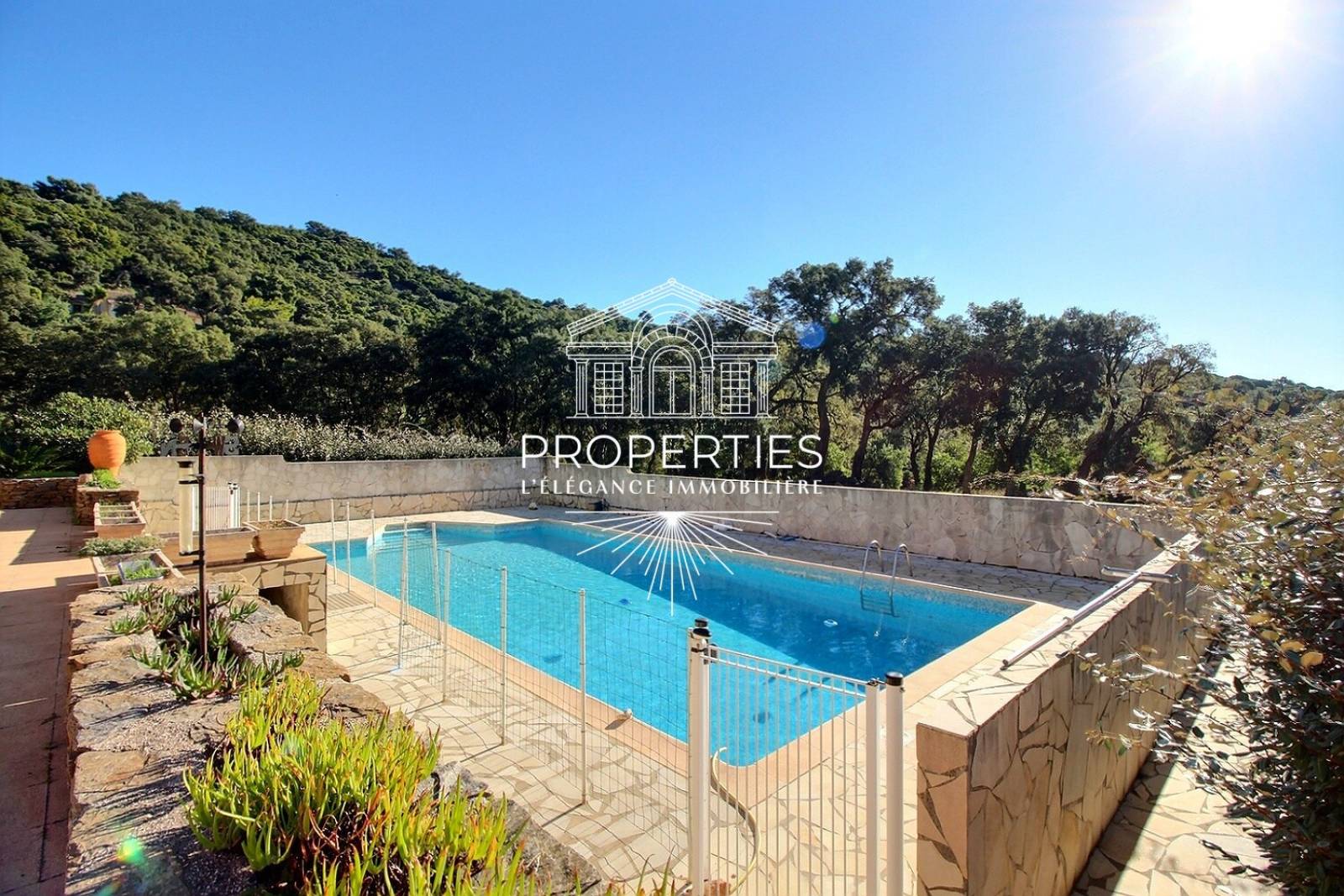 À vendre Le Lavandou, villa de caractère sur les hauteurs de Cavalière avec piscine 12x6 et vue panoramique.