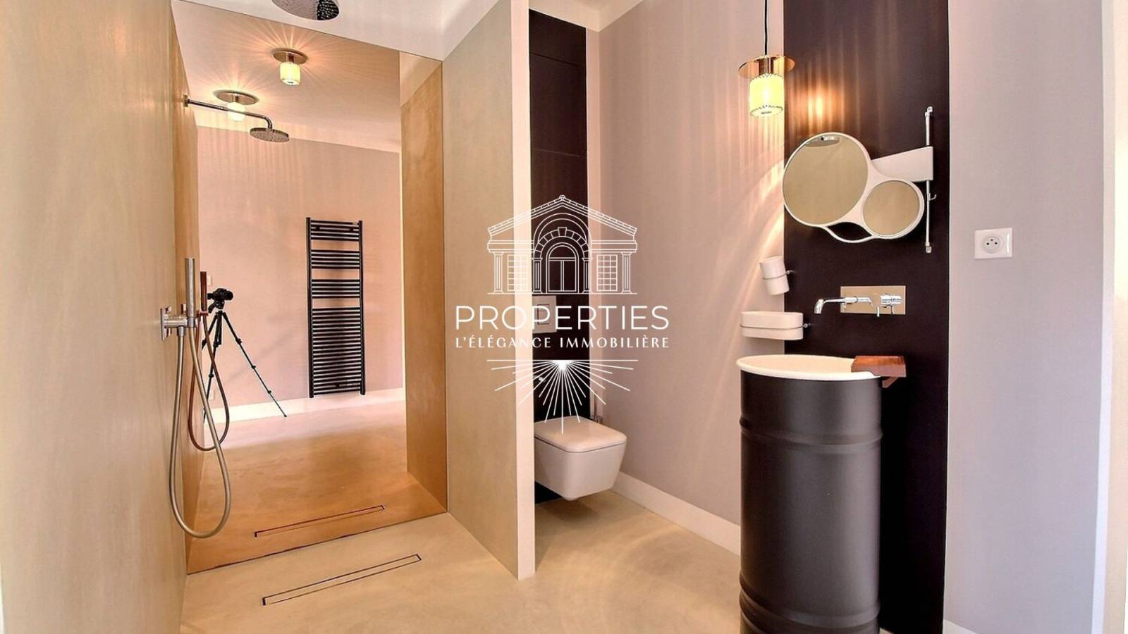 Proposé à la vente, appartement deux pièces traversant idéalement placé à Hyères.