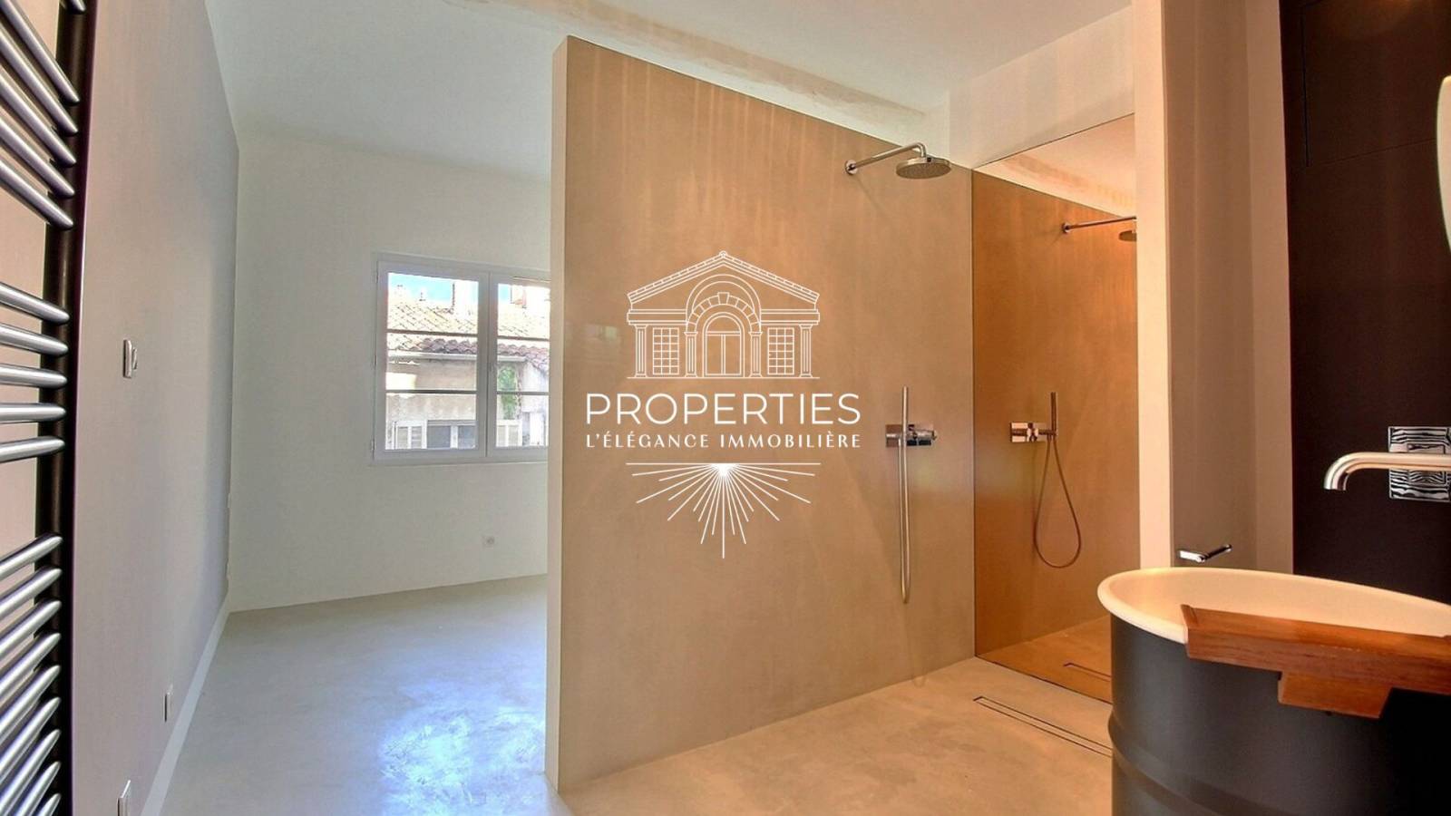 Mis en vente, un appartement T2 lumineux et moderne dans la ville de Hyères.
