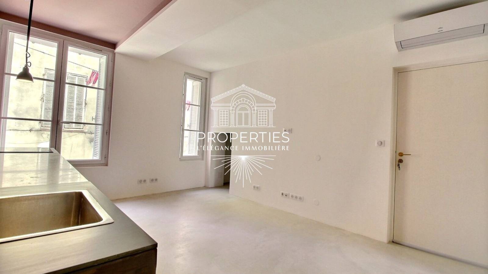 En vente, charmant T2 traversant avec climatisation au cœur de Hyères.