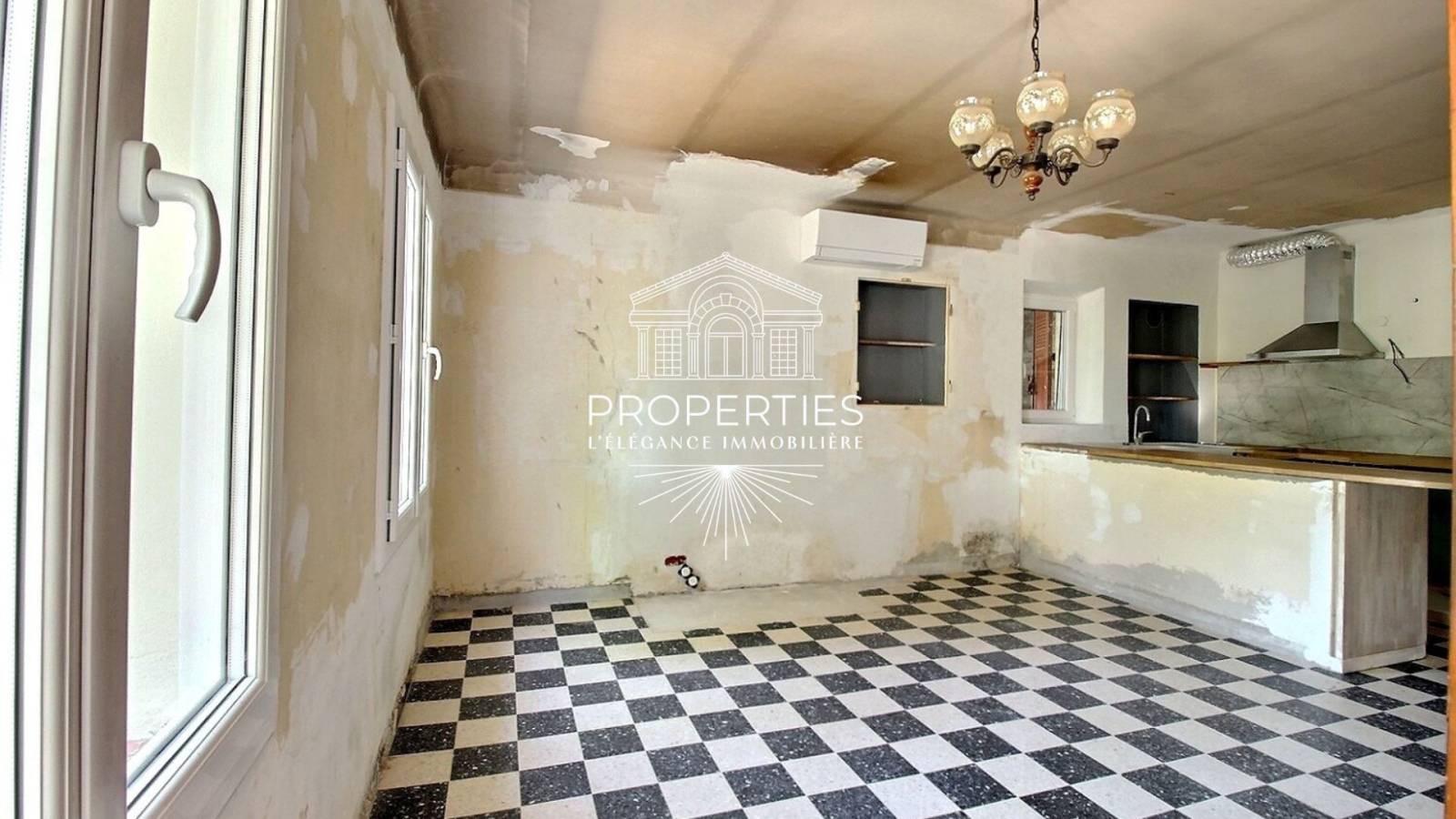 À vendre au Le Lavandou duplex T3 de 62 m² avec dépendance extérieur et stationnement dans environnement calme