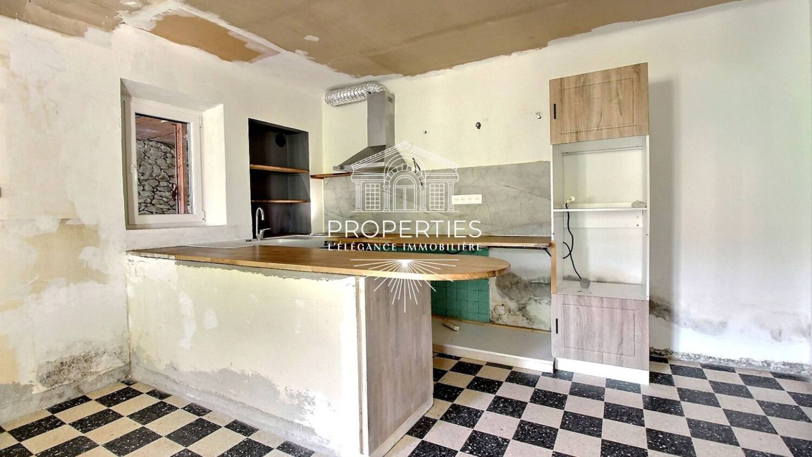 À vendre au Le Lavandou duplex T3 de 62 m² avec dépendance extérieur et stationnement dans environnement calme