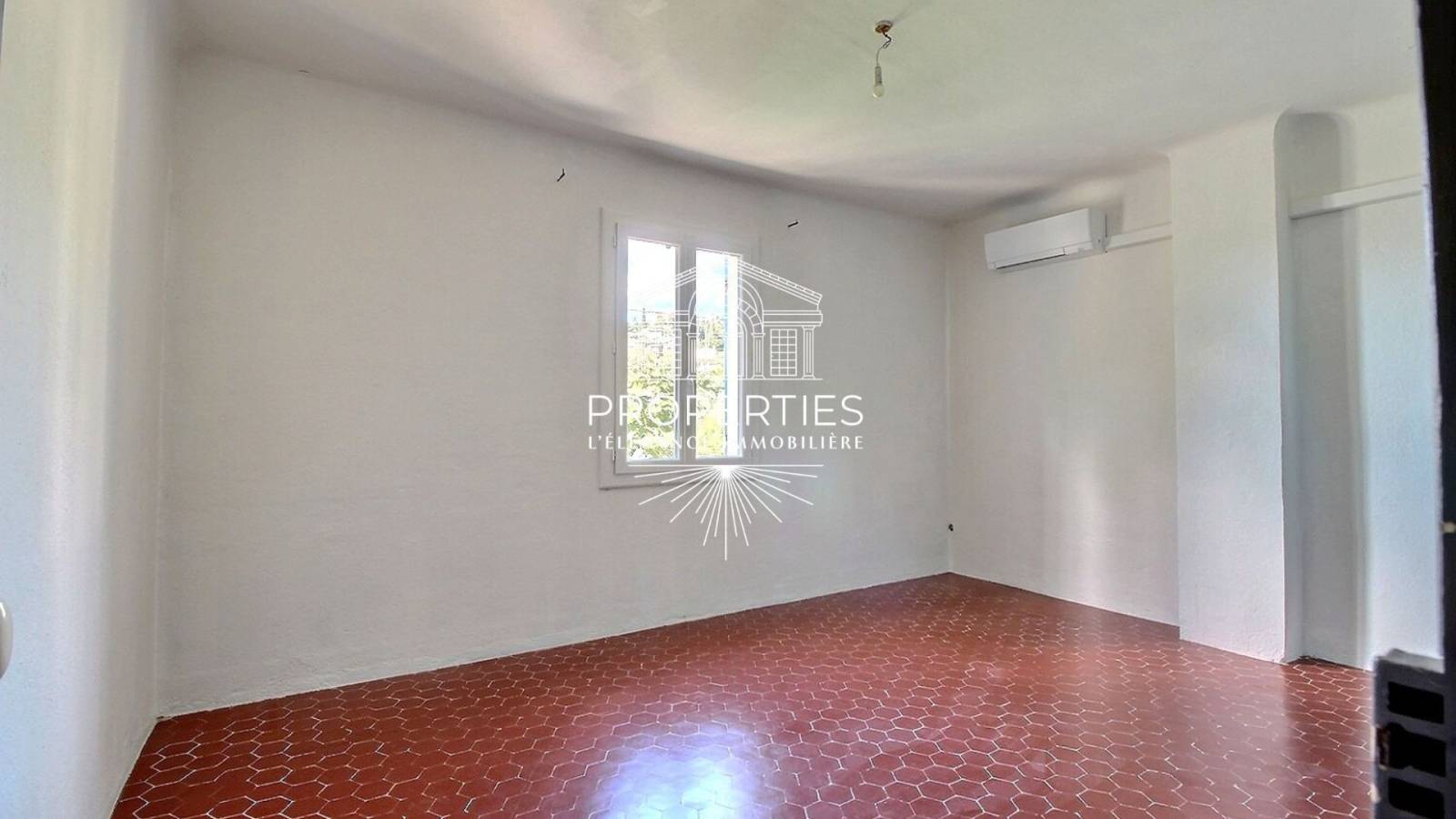À vendre au Le Lavandou duplex T3 de 62 m² avec dépendance extérieur et stationnement dans environnement calme