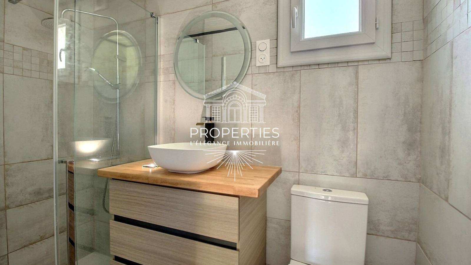 À vendre au Le Lavandou duplex T3 de 62 m² avec dépendance extérieur et stationnement dans environnement calme