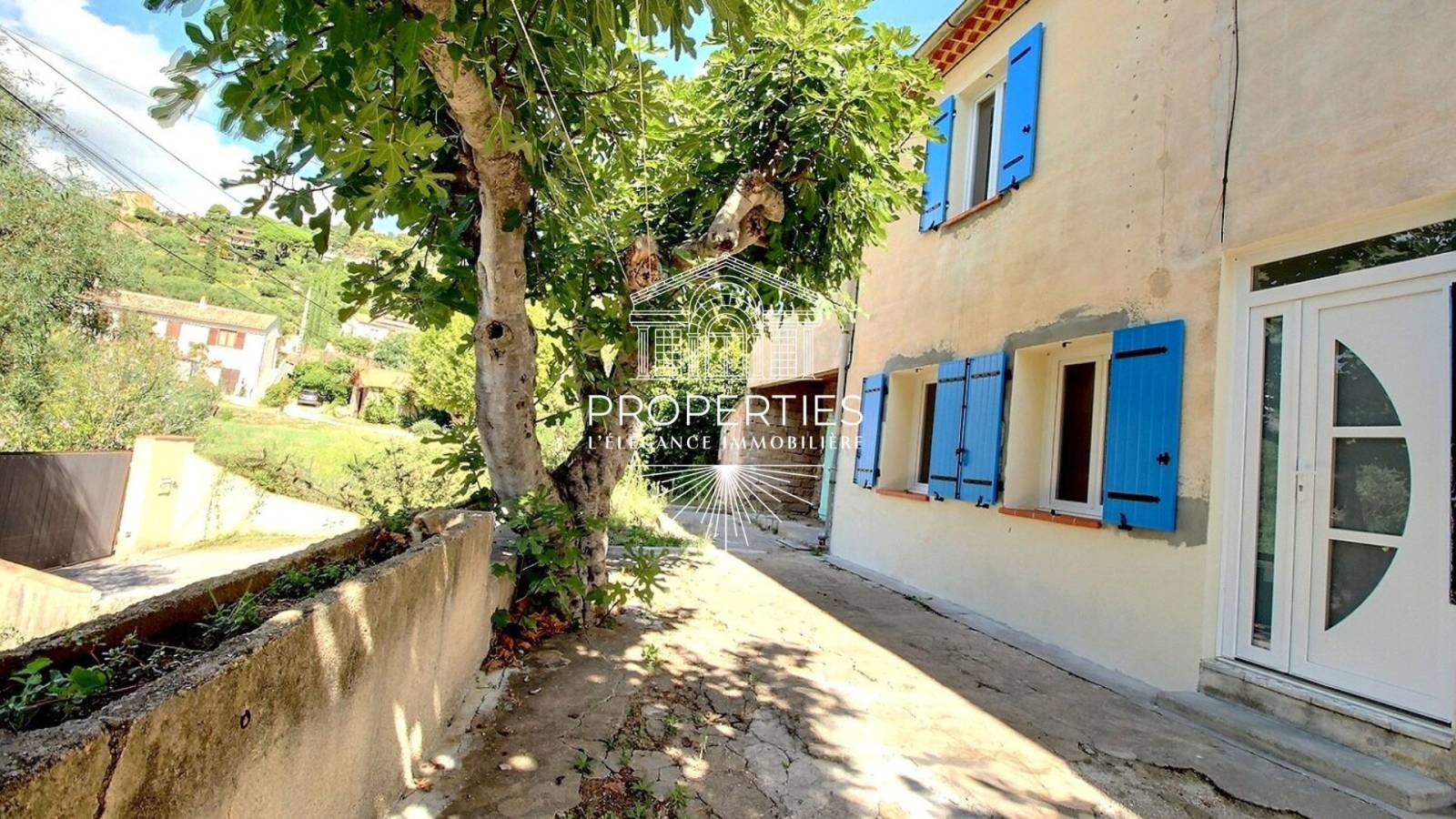 À vendre au Le Lavandou duplex T3 de 62 m² avec dépendance extérieur et stationnement dans environnement calme