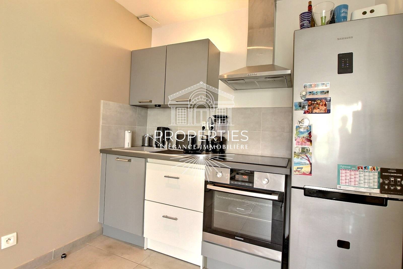 À vendre à Hyères (83), superbe T2 rénové dans résidence fermée et calme, secteur recherché