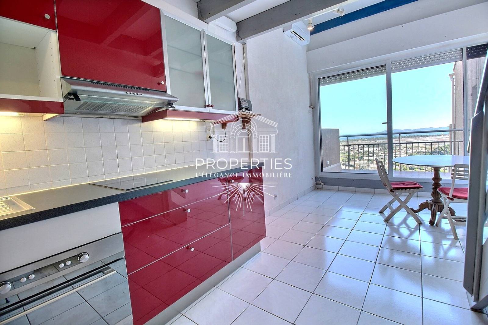 À VENDRE studio rénové avec mezzanine coin nuit et terrasse vue mer à Hyères