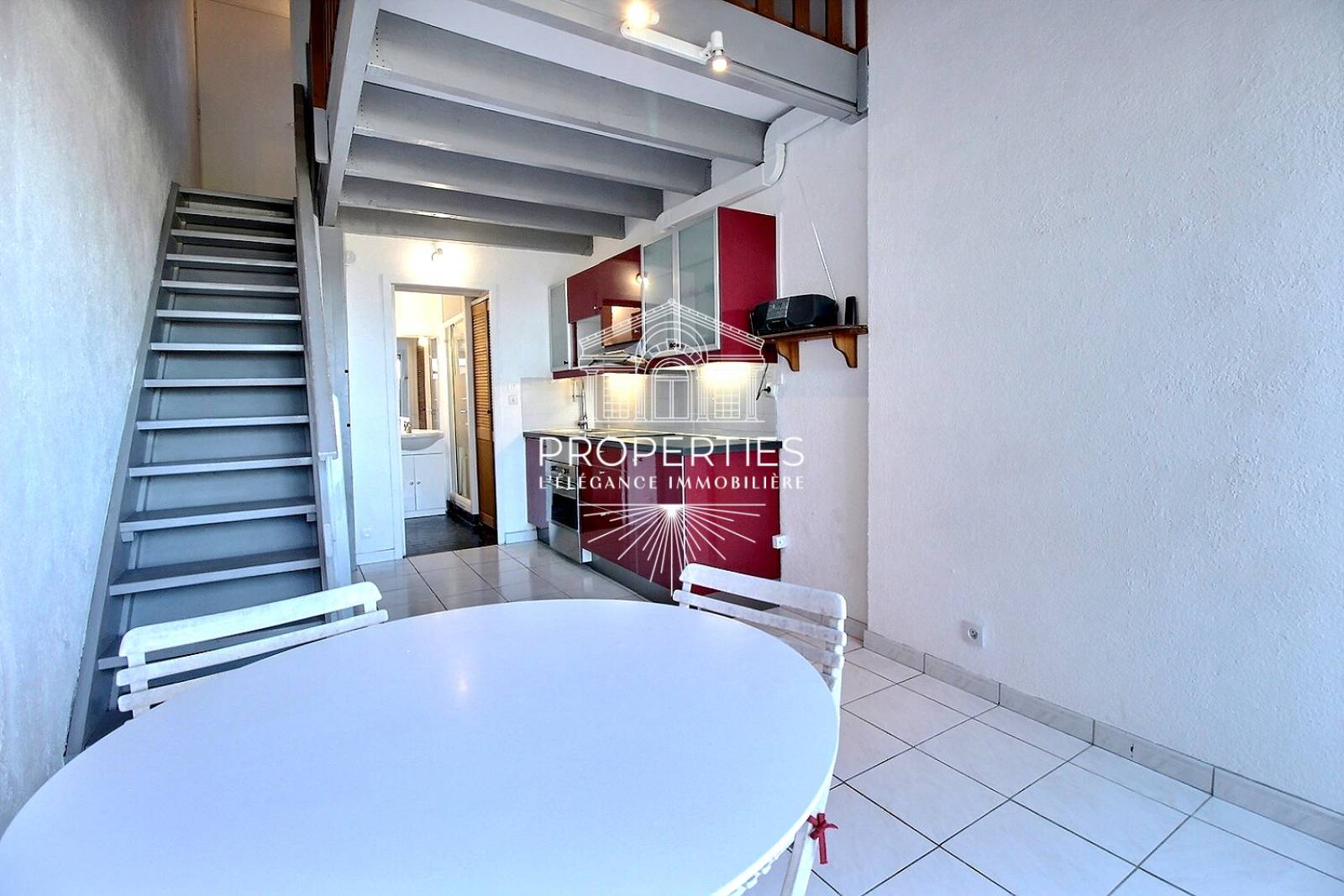 À VENDRE charmant studio en duplex sans travaux avec vue mer sur le Mont des Oiseaux