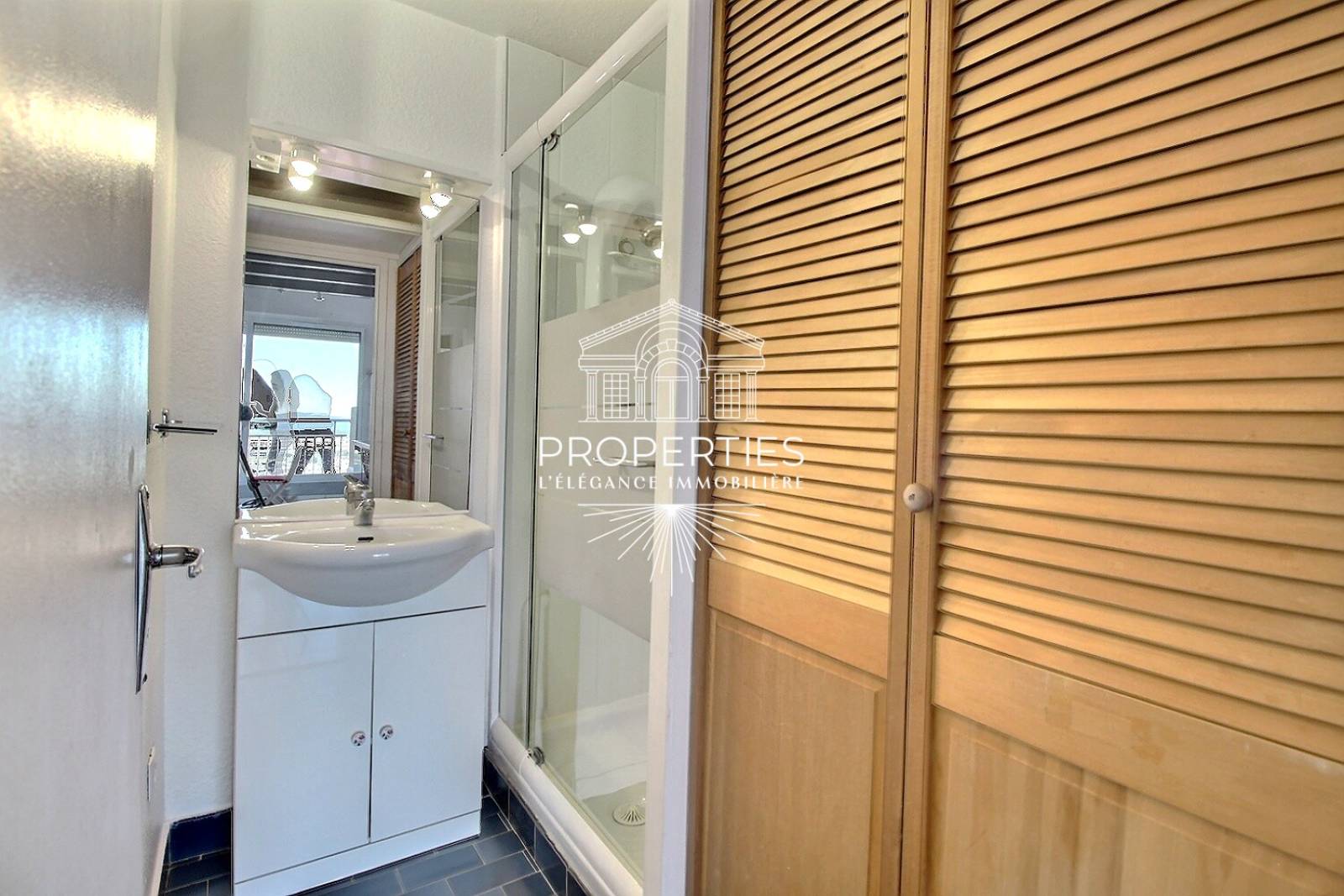 À VENDRE appartement climatisé avec terrasse exposée sud-est et parking privatif à Hyères