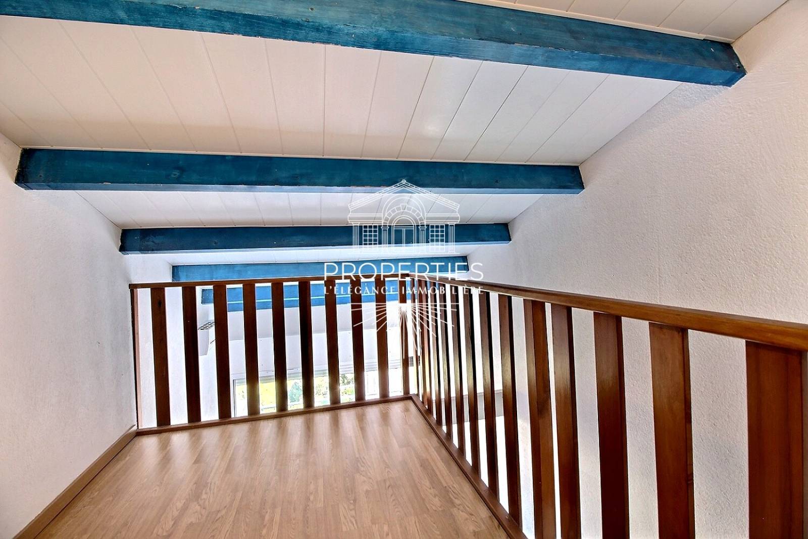 À vendre studio avec mezzanine et terrasse vue mer à Hyères