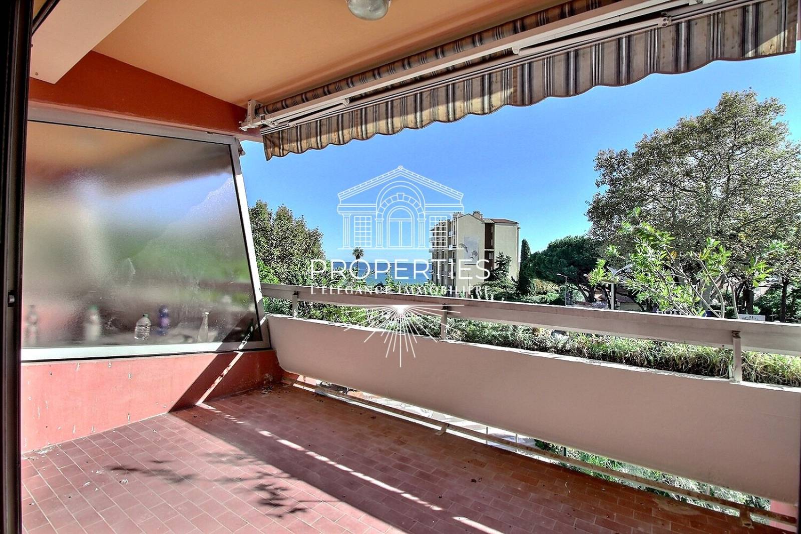 À vendre au cœur du Lavandou : appartement T2 dans résidence sécurisée avec gardien, vue mer, terrasse et parking inclus.