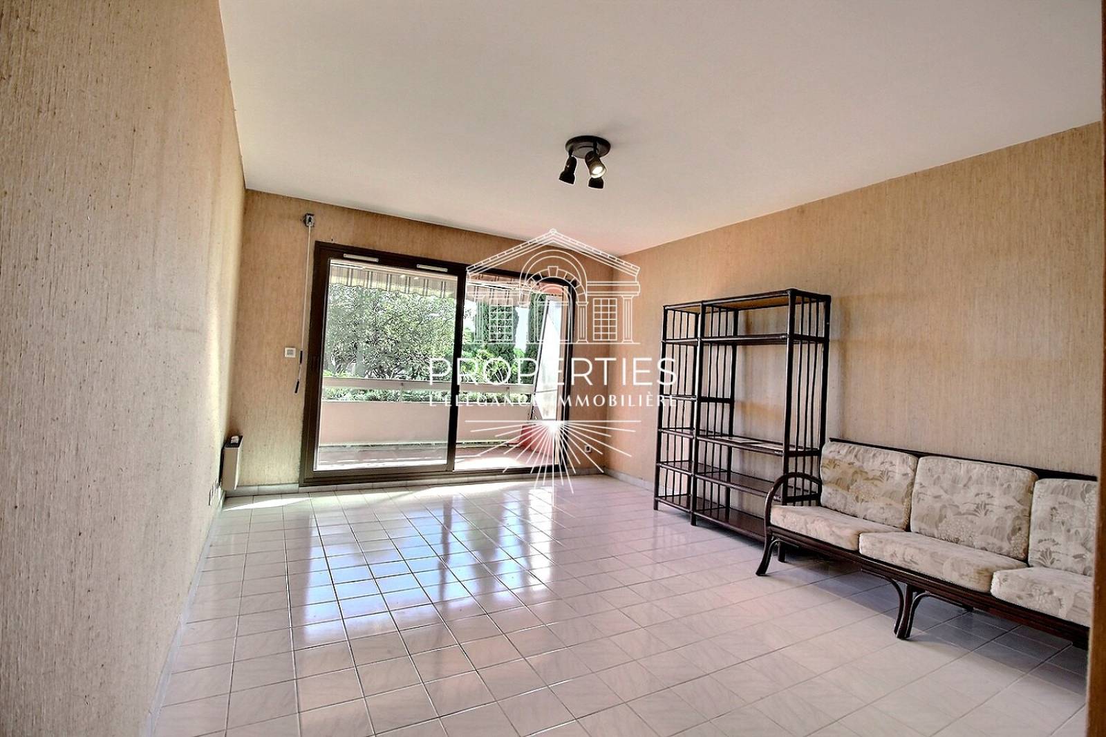 À vendre Le Lavandou proche plages : T2 avec terrasse plein sud, vue mer exceptionnelle, cave et parking souterrain.