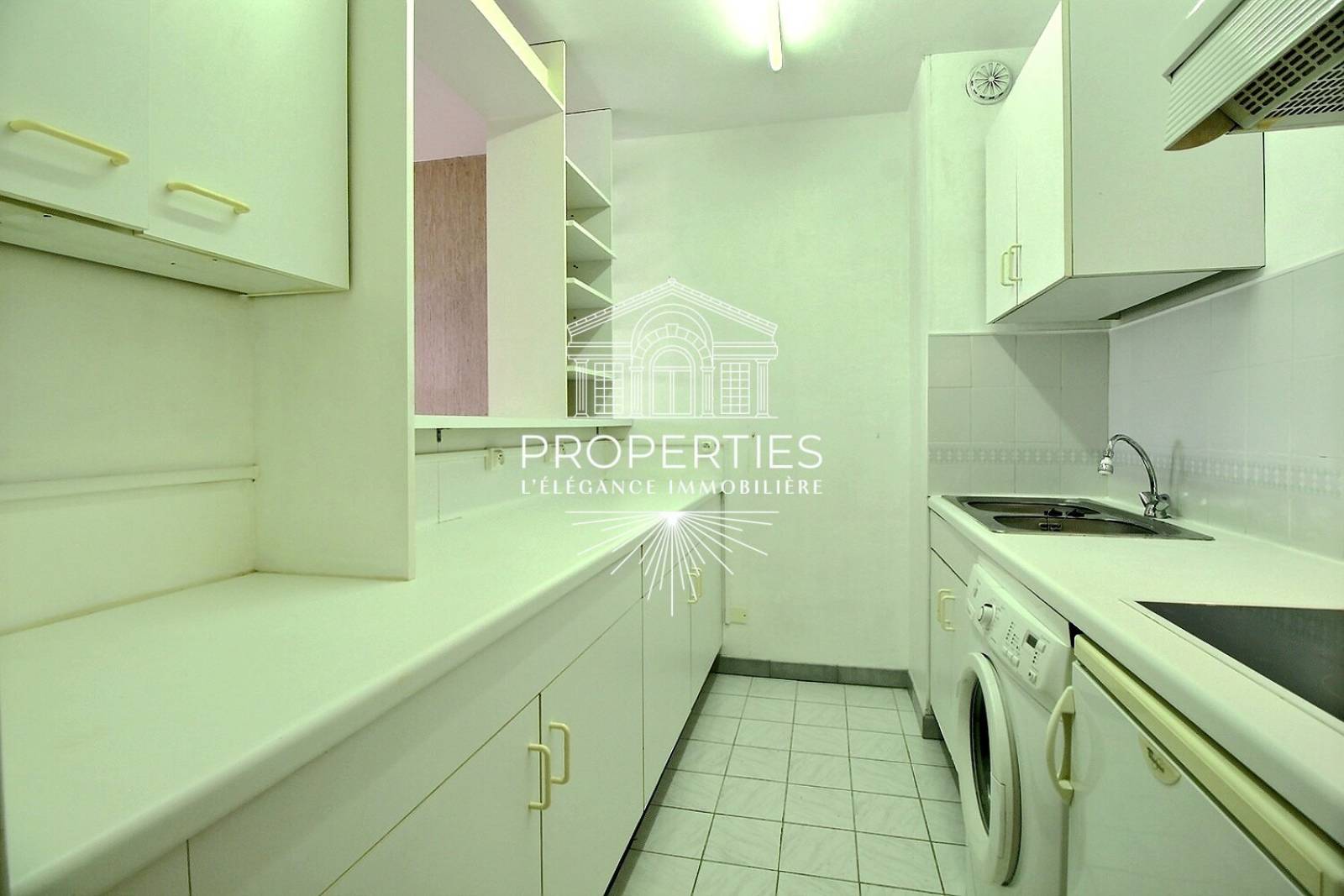 À vendre Le Lavandou centre : charmant T2 dans résidence recherchée avec vue mer, extérieur ensoleillé, cave et parking.