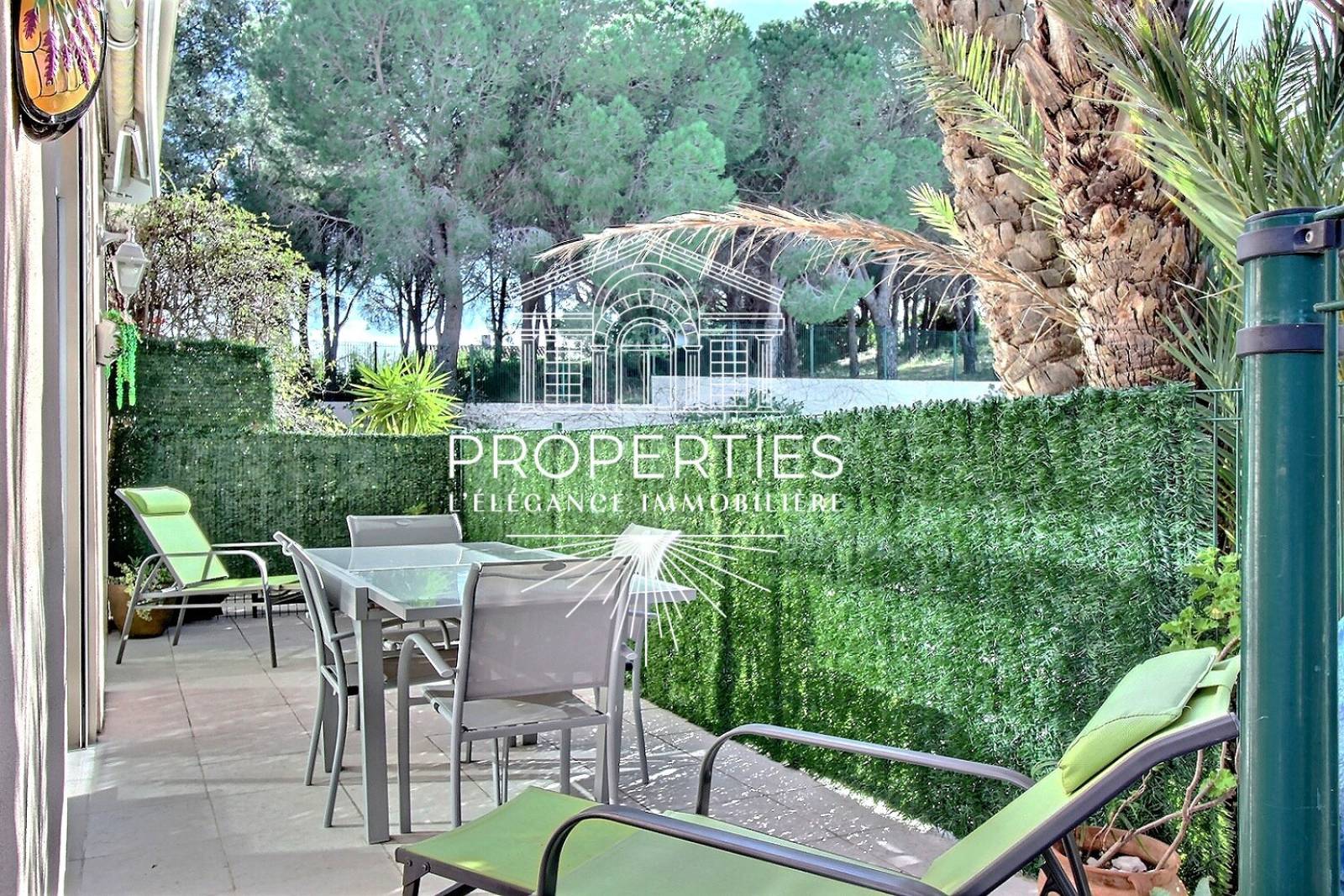 À vendre au Lavandou : rare T4 en rez-de-chaussée, résidence gardiennée, vastes terrasses, piscine et calme absolu.