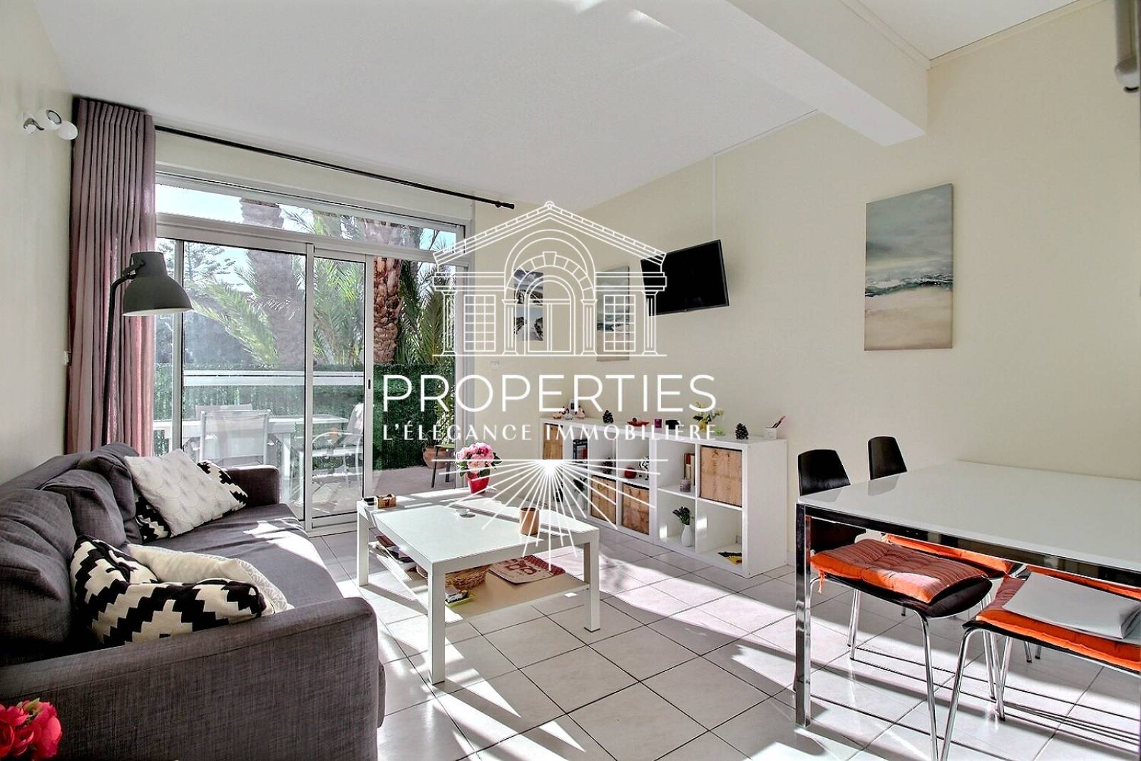 À vendre Le Lavandou : appartement familial T4 avec trois terrasses, piscine 25m et stationnement privatif.