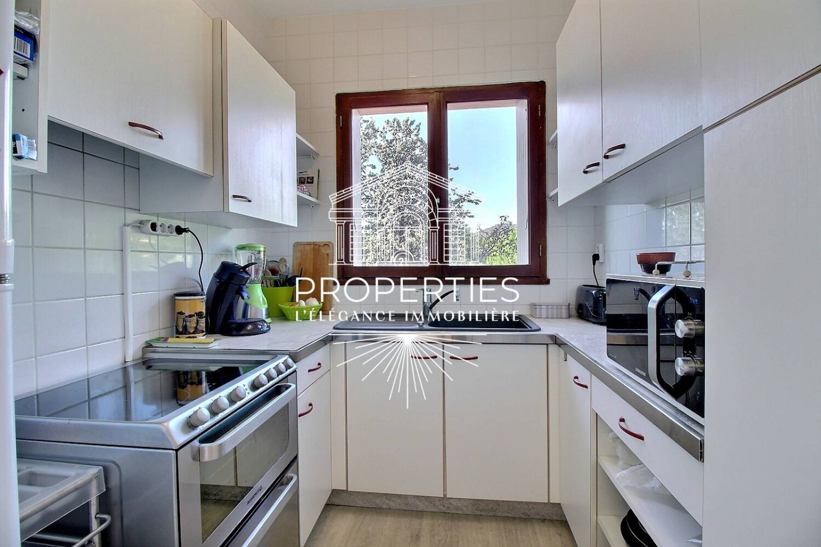 À découvrir au Lavandou : T4 avec extérieurs généreux, résidence de standing, piscine, parking et vue verdure.