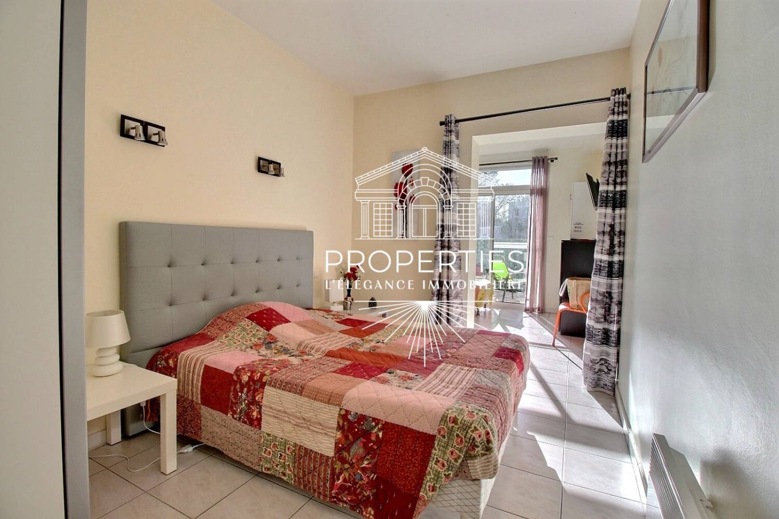 À vendre Le Lavandou calme résidentiel : T4 lumineux avec terrasses multiples, piscine, gardien et parking inclus.