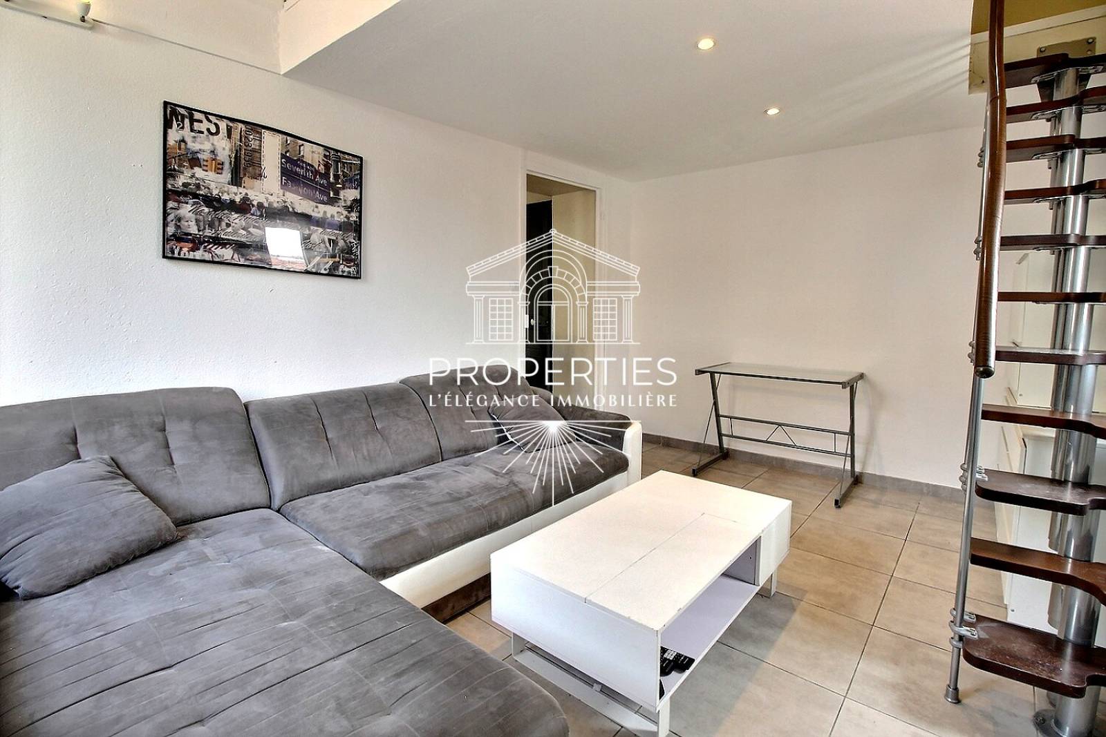 À vendre appartement T2 au dernier étage en plein centre-ville de Hyères proche de toutes commodités