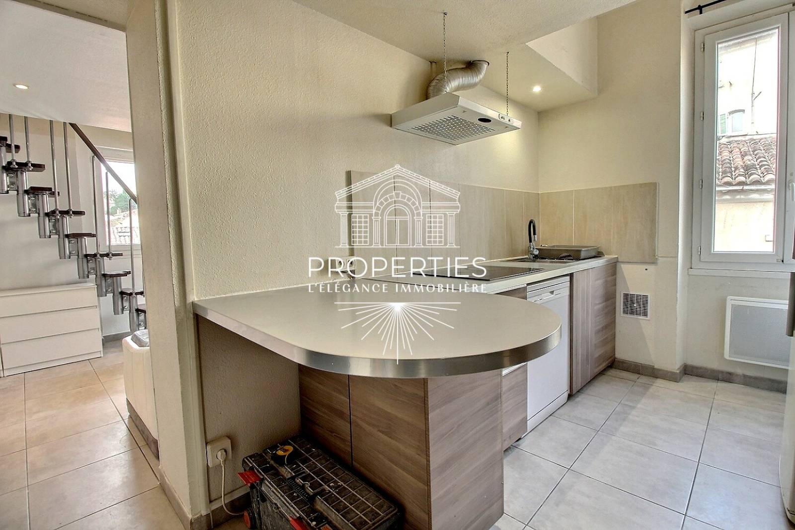 À vendre appartement T2 en dernier étage sans ascenseur dans une petite copropriété à Hyères