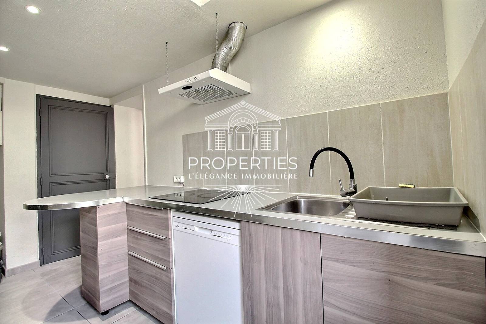 À vendre appartement T2 avec coin nuit au dernier étage dans le centre de Hyères à pied de tout