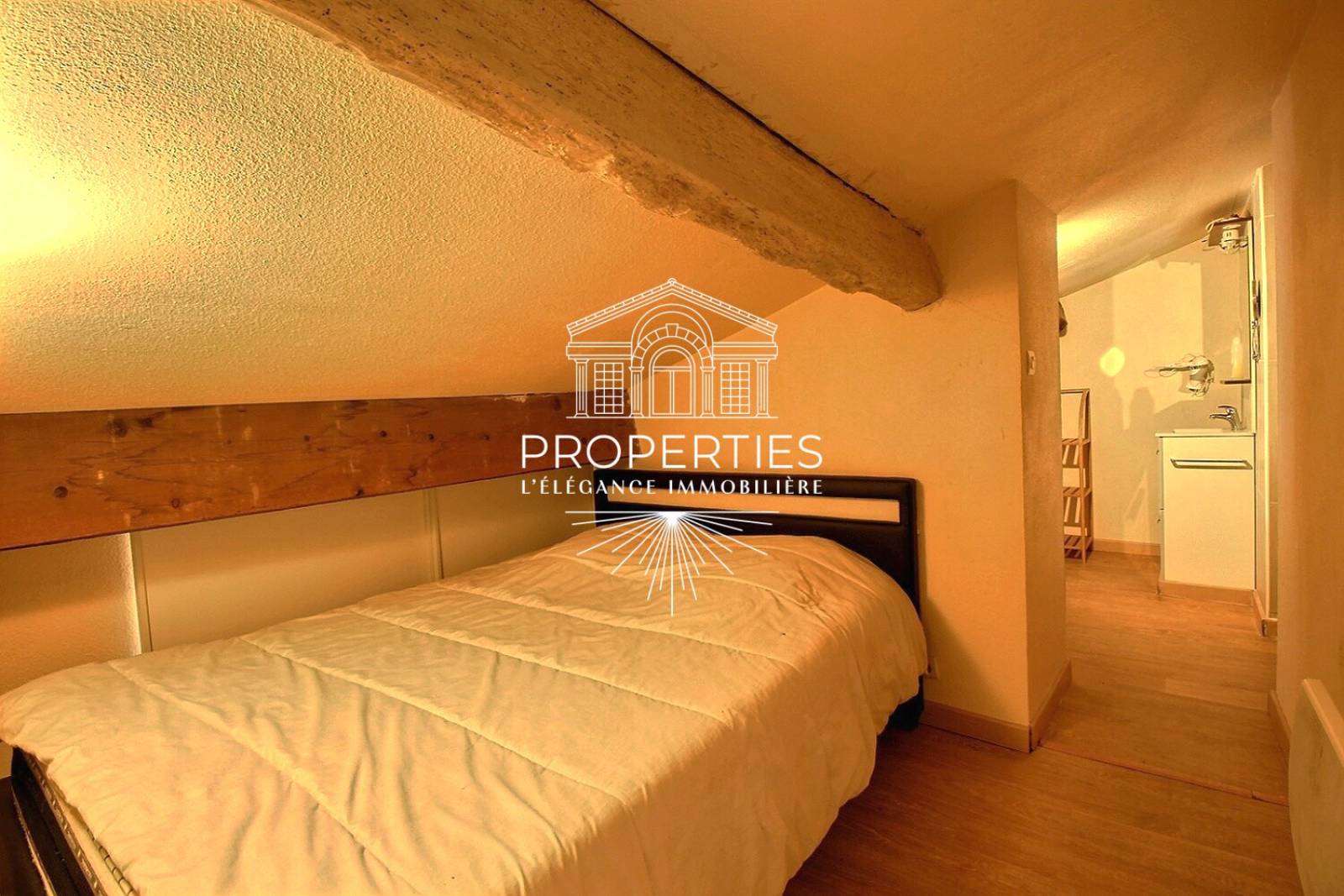 À vendre T2 avec cuisine équipée et coin nuit en mezzanine situé en plein cœur de Hyères