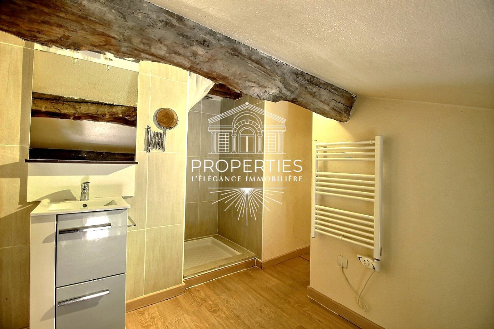 À vendre appartement T2 clé en main au centre de Hyères proche commerces transports et commodités