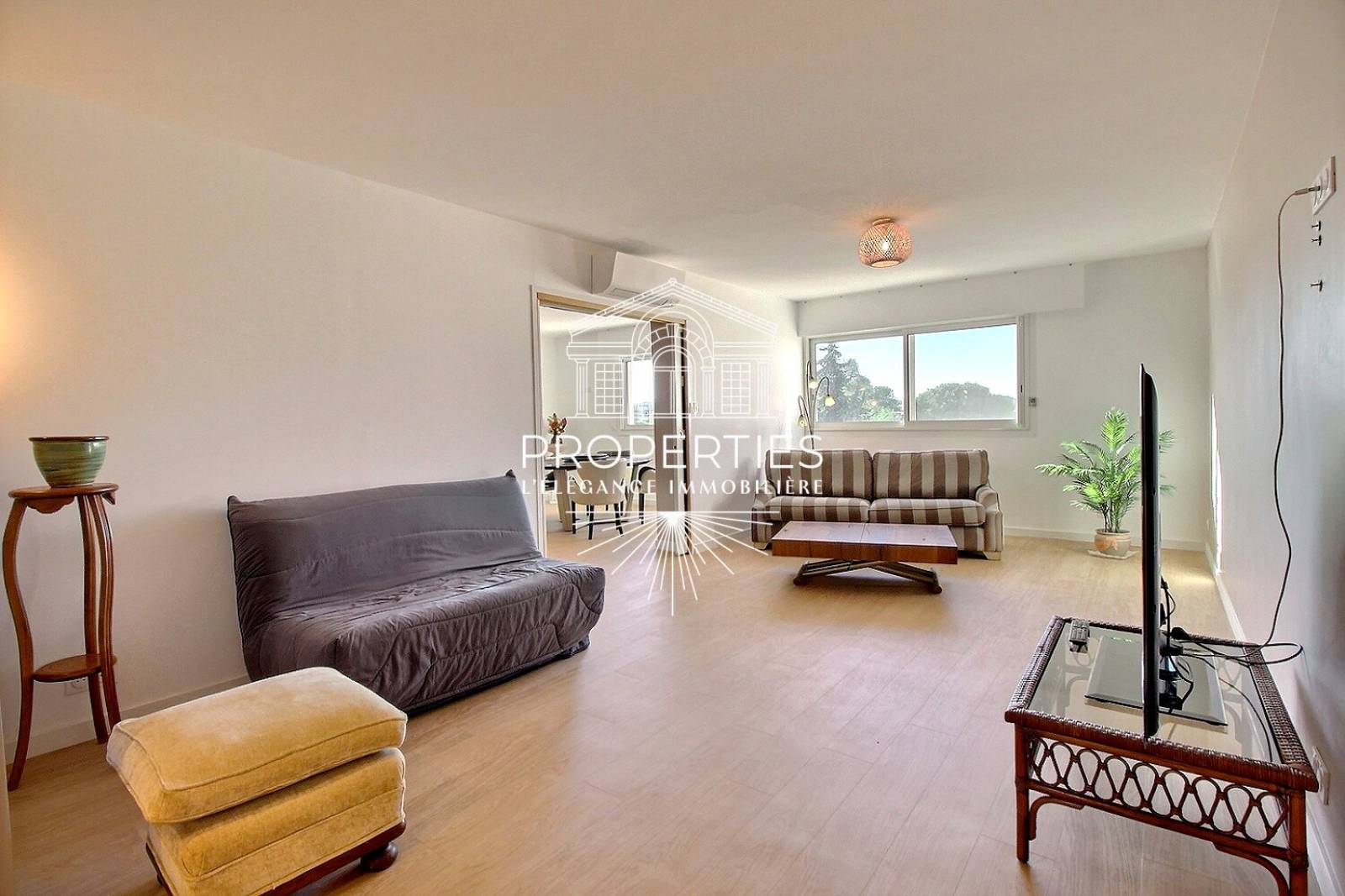 À VENDRE appartement spacieux avec ascenseur deux salles d’eau et parking au Lavandou