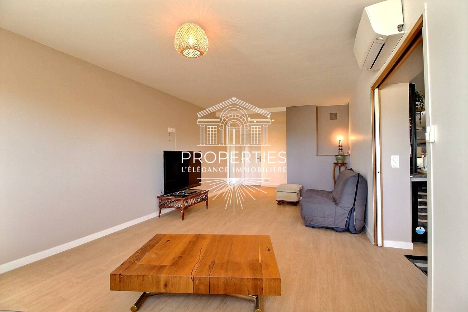 À vendre Le Lavandou centre : vaste T3 rénové, séjour 32m², cuisine équipée, parking, options garage