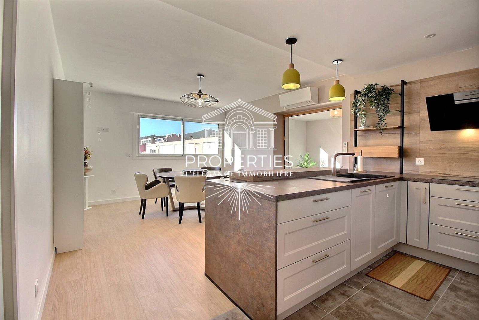 À VENDRE appartement dernier étage avec ascenseur volumes généreux et emplacement premium au Lavandou