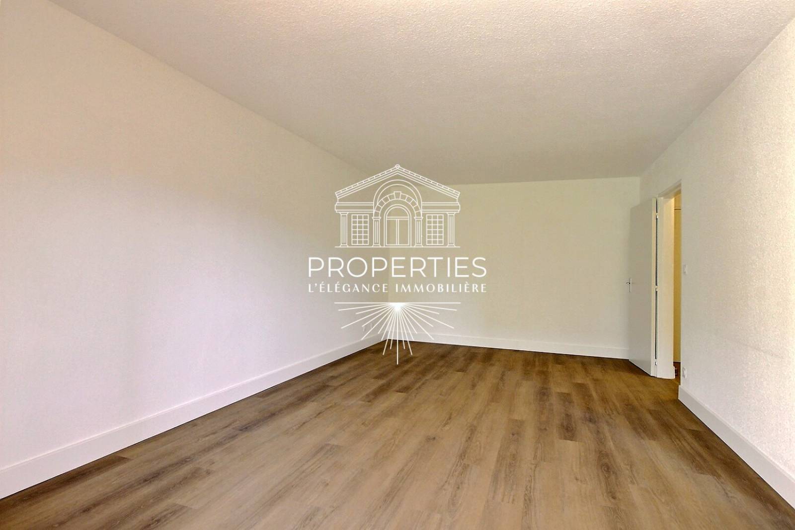 À louer appartement T2, lumineux et au calme à Bormes-les-Mimosas, proche plages et commerces du quartier de La Favière.