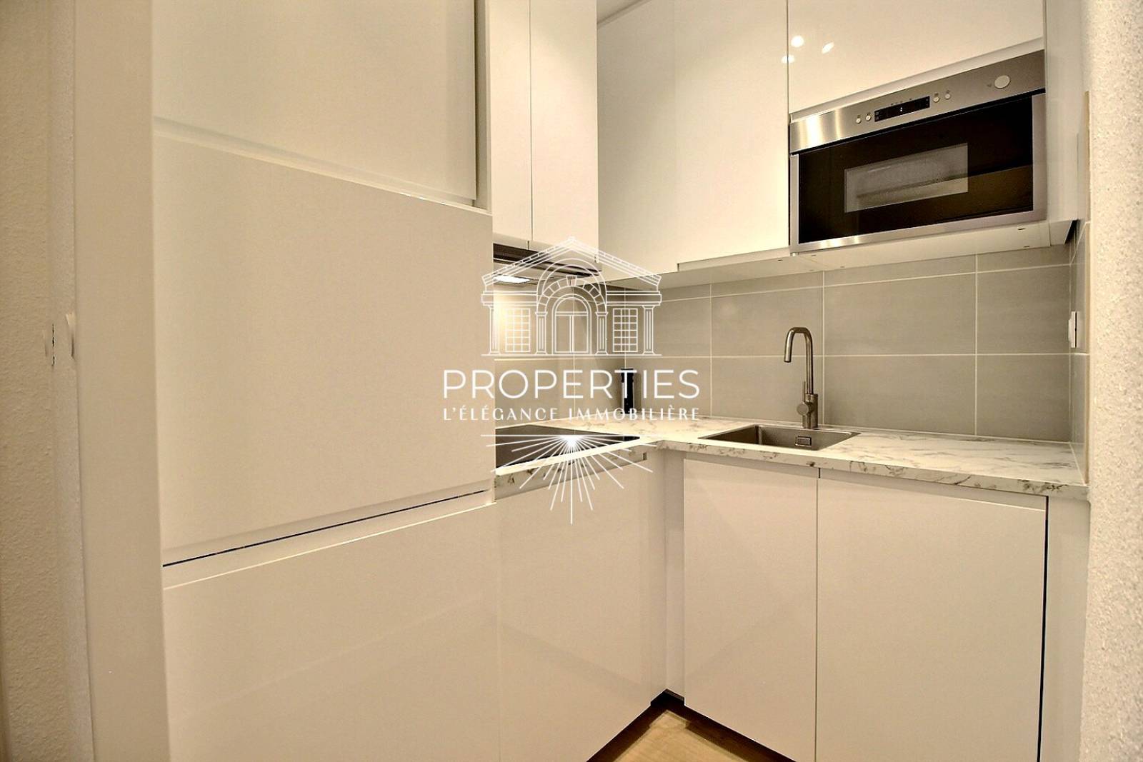 À louer à Bormes-les-Mimosas, T2 de 44 m² rénové, terrasse exposée Ouest et parking privatif en sous-sol.