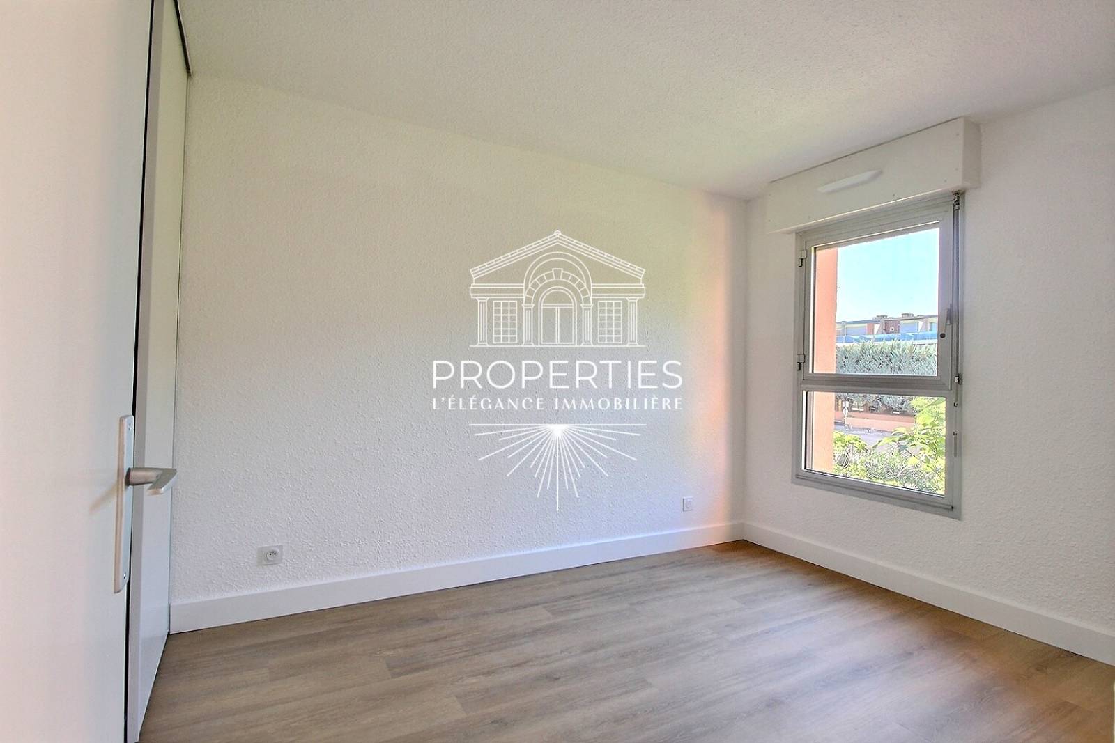 À découvrir à Bormes-les-Mimosas, charmant T2 rénové dans résidence fermée et gardiennée à deux pas de la plage.