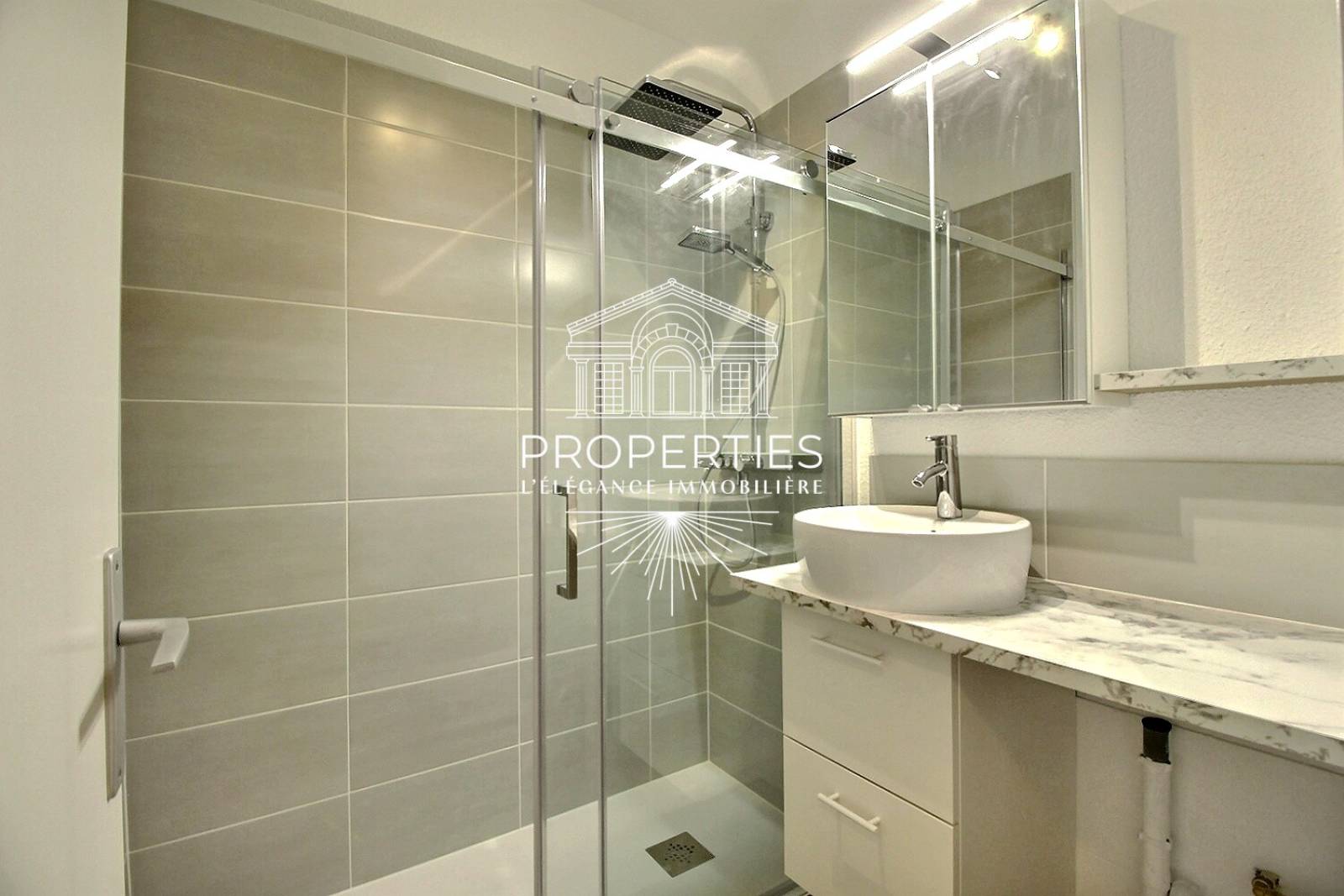 À louer à La Favière, bel appartement T2 rénové, terrasse plein Ouest et place de parking sécurisée.