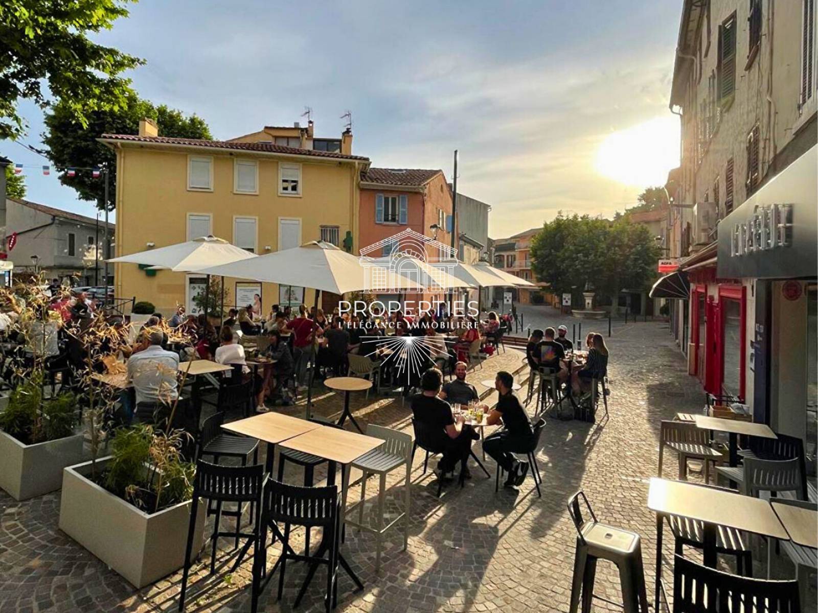 À vendre – La Garde centre-ville : fonds de commerce réputé, emplacement premium proche du théâtre et parkings.