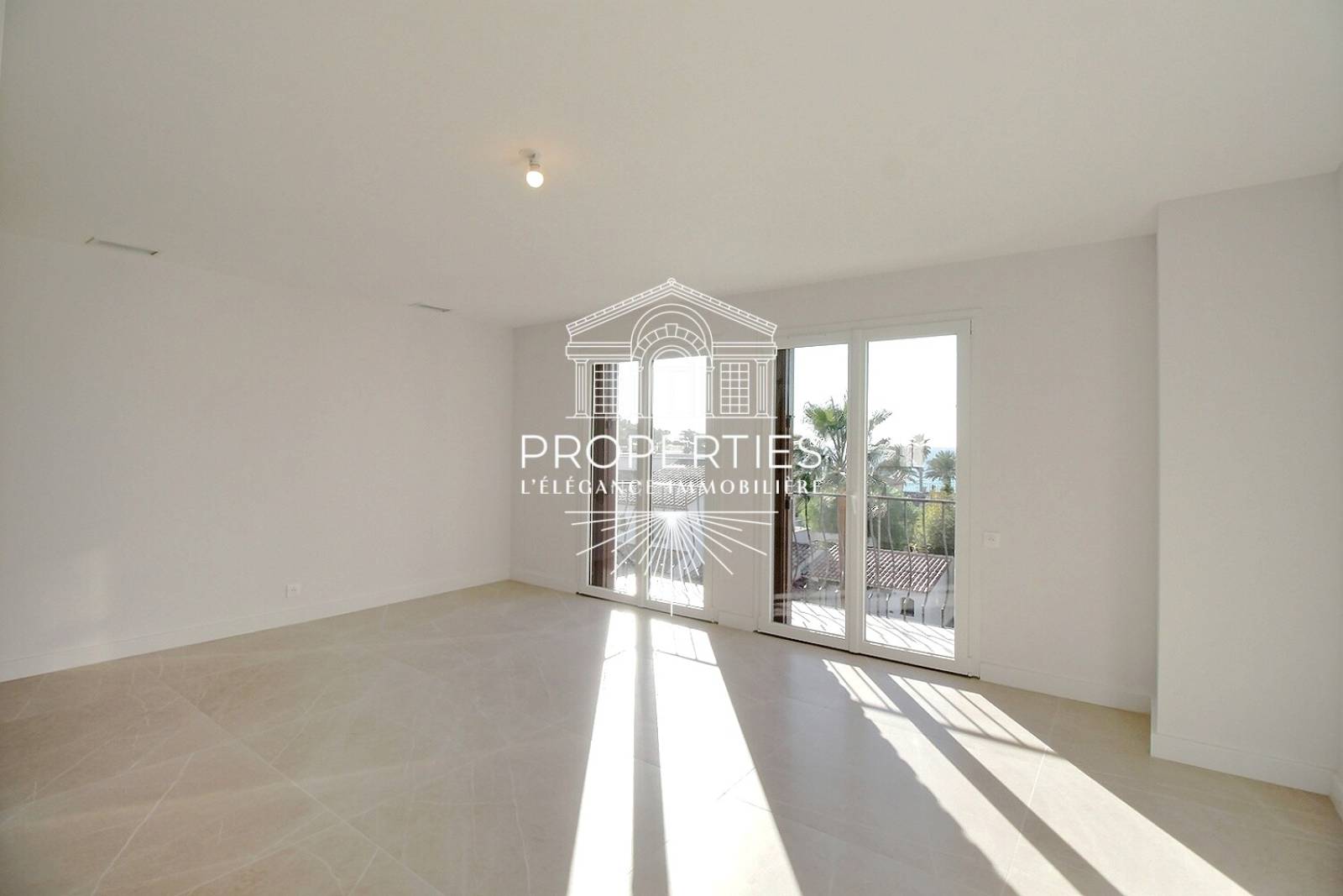 À vendre vaste appartement contemporain offrant vue mer, trois chambres et balcon privatif dans une résidence sécurisée à Sanary-sur-Mer.