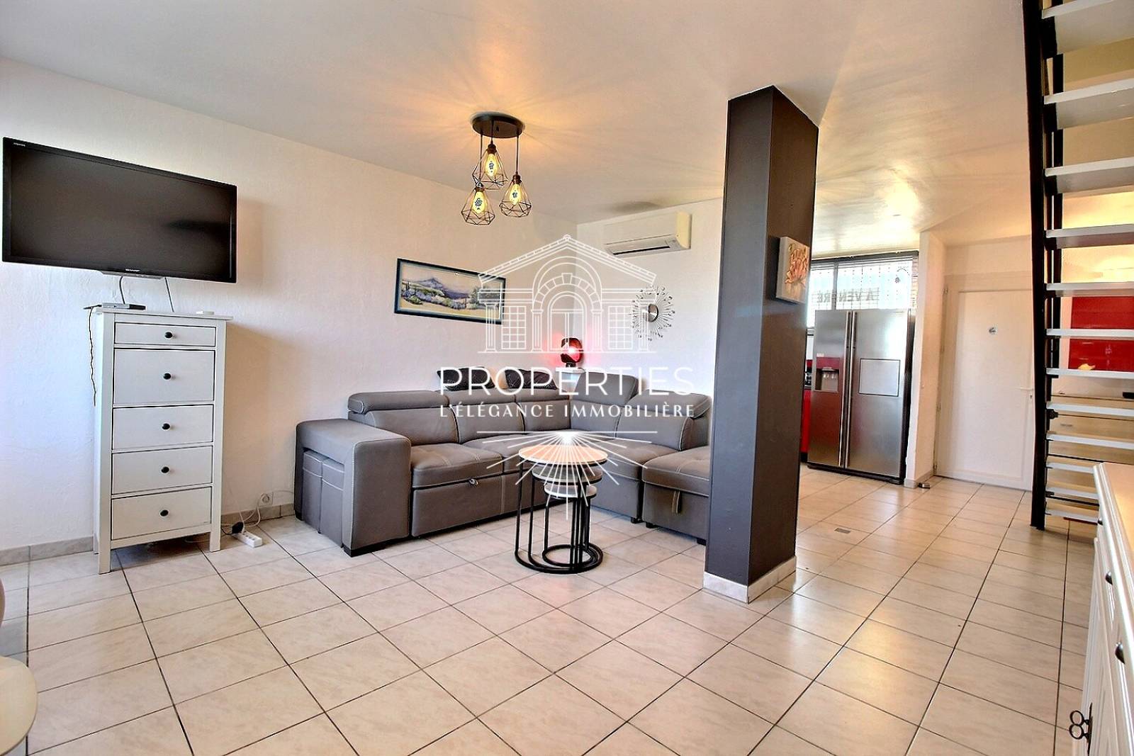 À louer au Lavandou ce T3 meublé en duplex offrant loggia, parking privatif et résidence sécurisée.