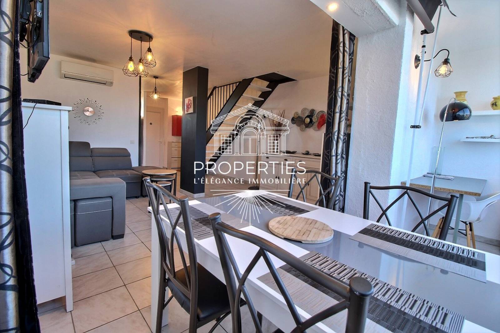 A louer au Lavandou, appartement T3 traversant en duplex au dernier étage, meublé, avec loggia, cave et stationnement dédié.