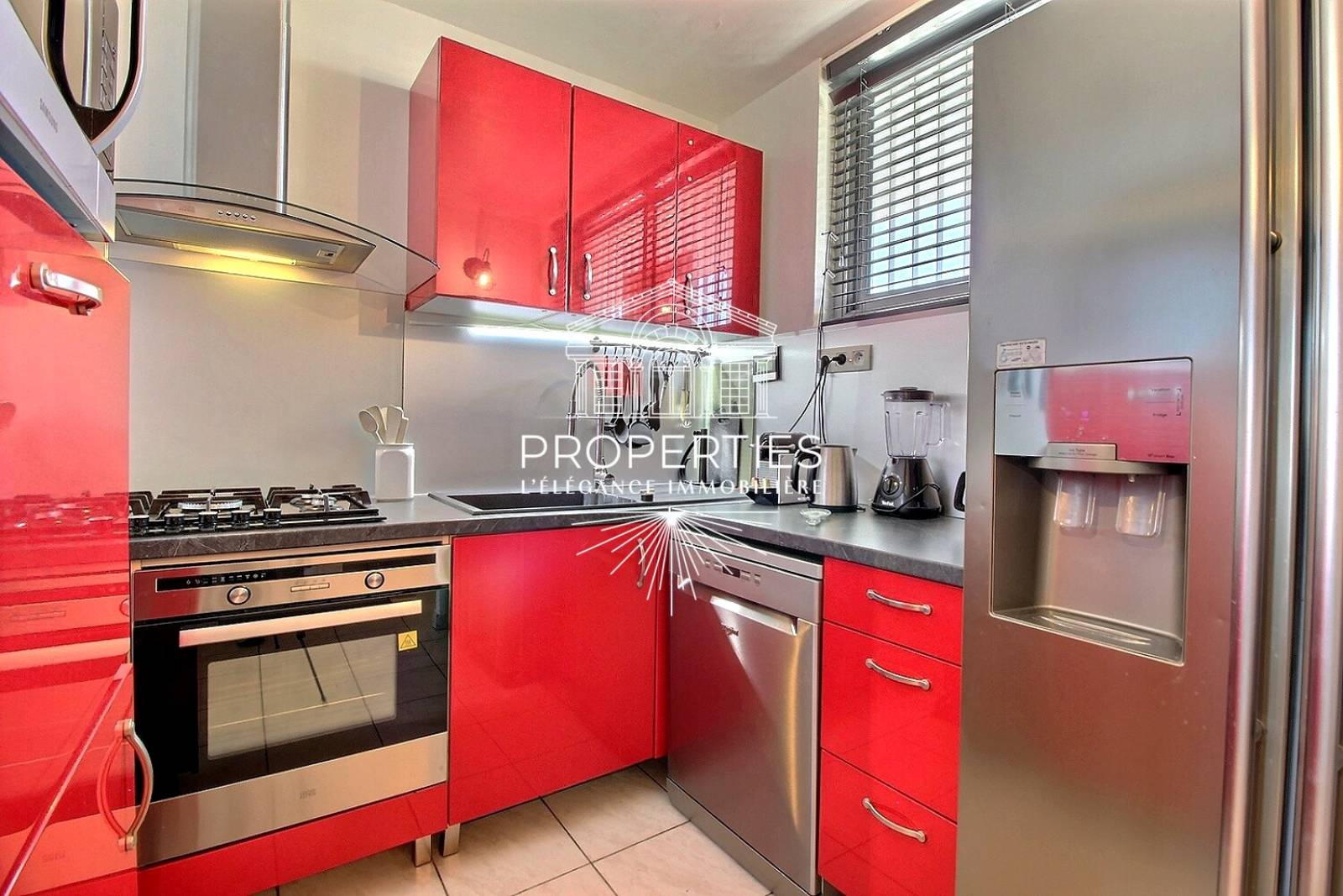 À louer au Lavandou ce lumineux T3 en duplex avec deux chambres, loggia fermée et cave.