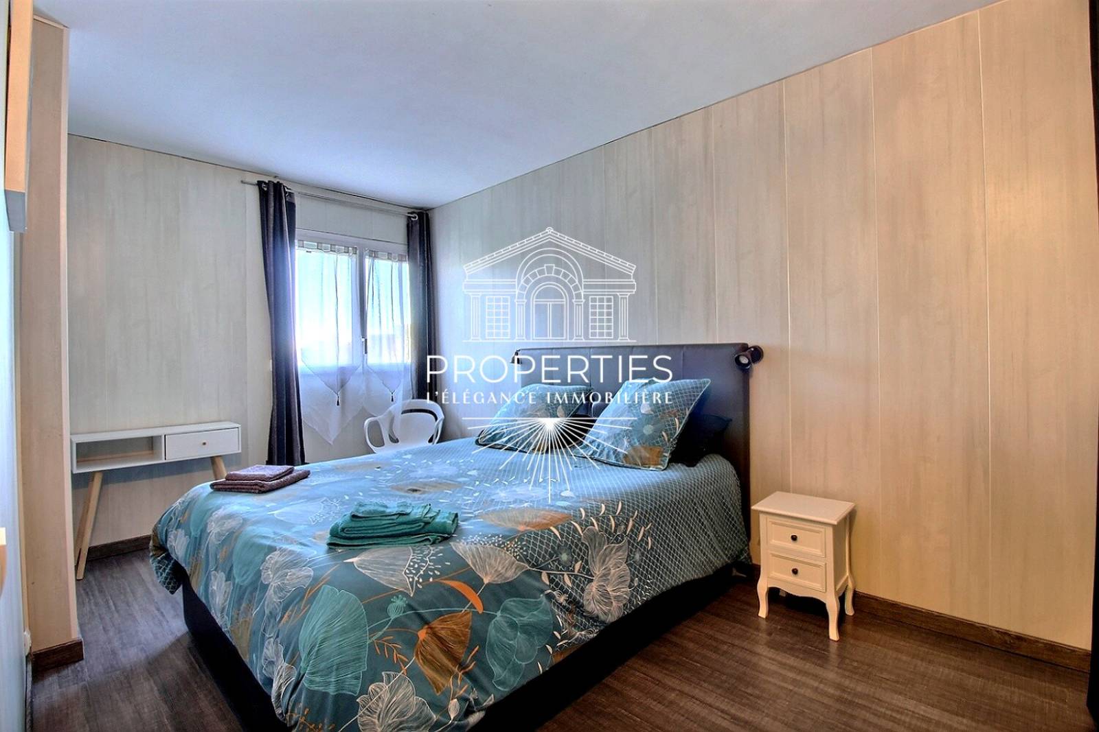 A louer au Lavandou, joli T3 en duplex entièrement meublé, deux chambres, loggia fermée, cave et parking dans copropriété sécurisée.