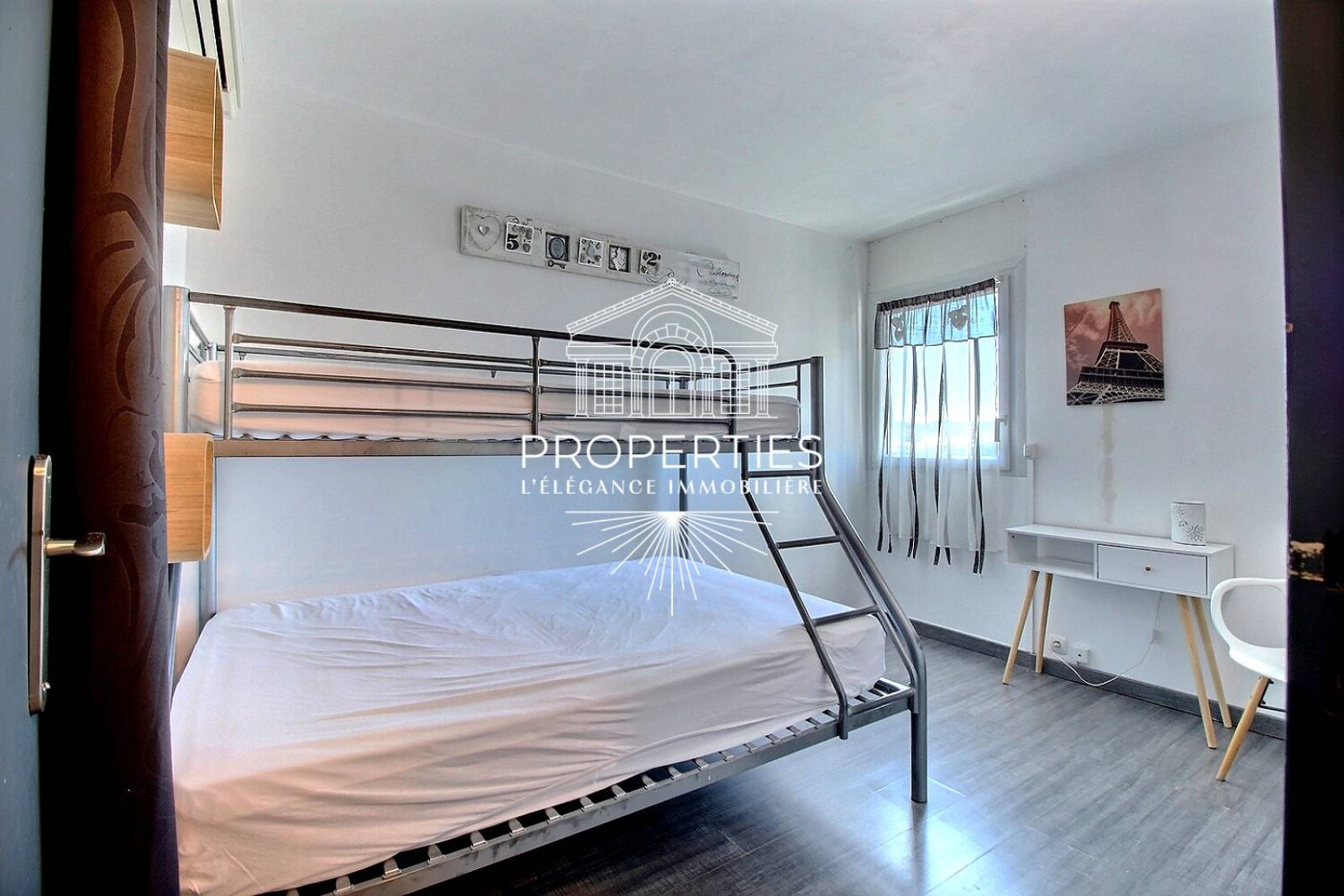 À louer au Lavandou un appartement meublé T3 en duplex situé au dernier étage sans ascenseur.