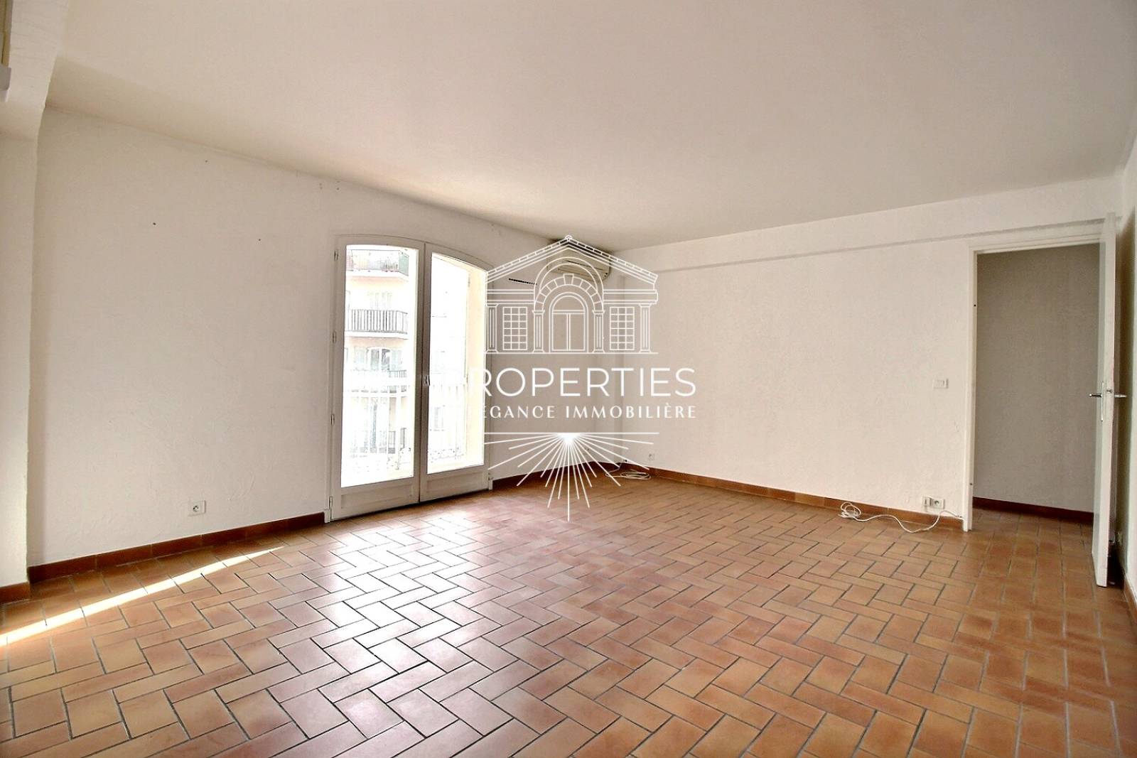 À VENDRE habitation T3 en copropriété fermée, volumes confortables et potentiel rénovation à Sainte-Maxime