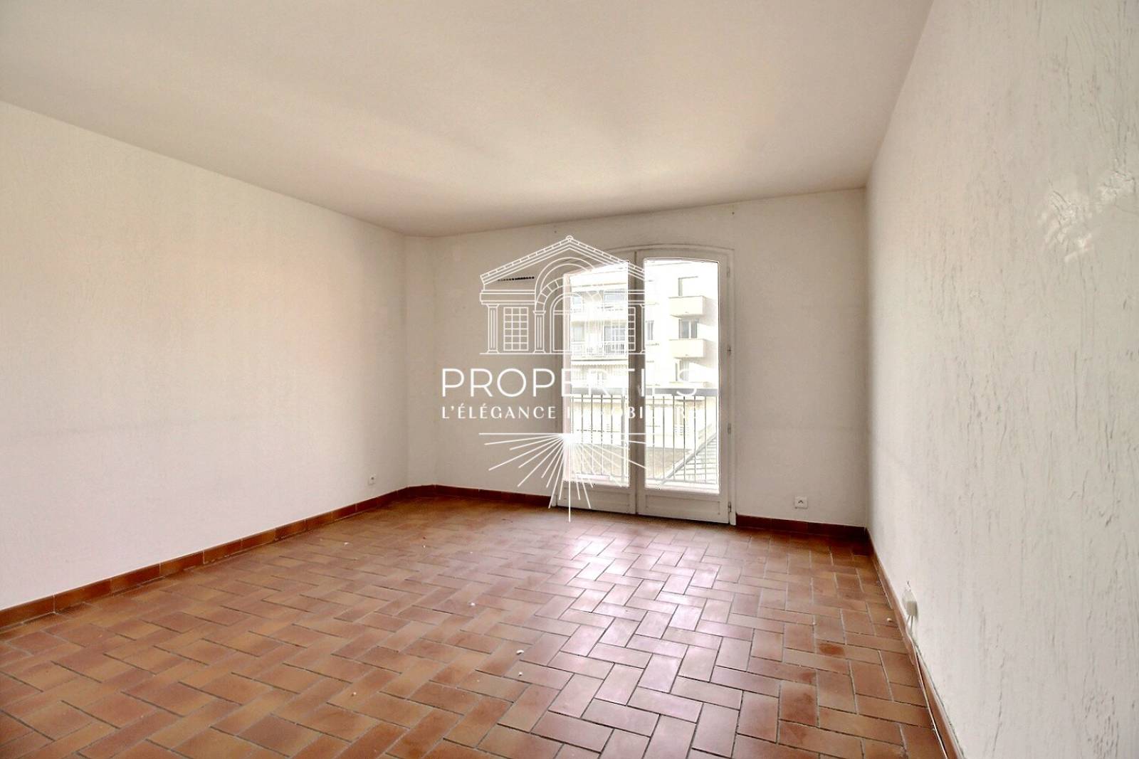 À VENDRE appartement T3 avec possibilité cuisine ouverte, deux balcons et emplacement central à Sainte-Maxime