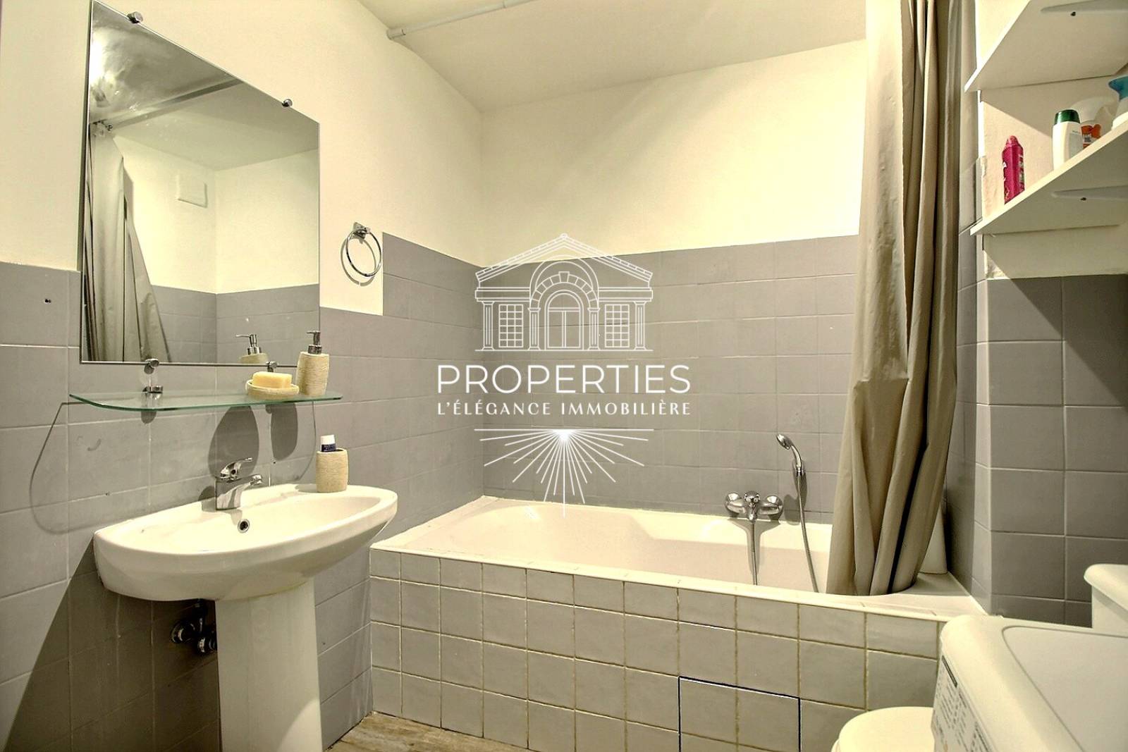 À VENDRE appartement T3 lumineux avec terrasse exposée Sud et garage privatif à Sainte-Maxime