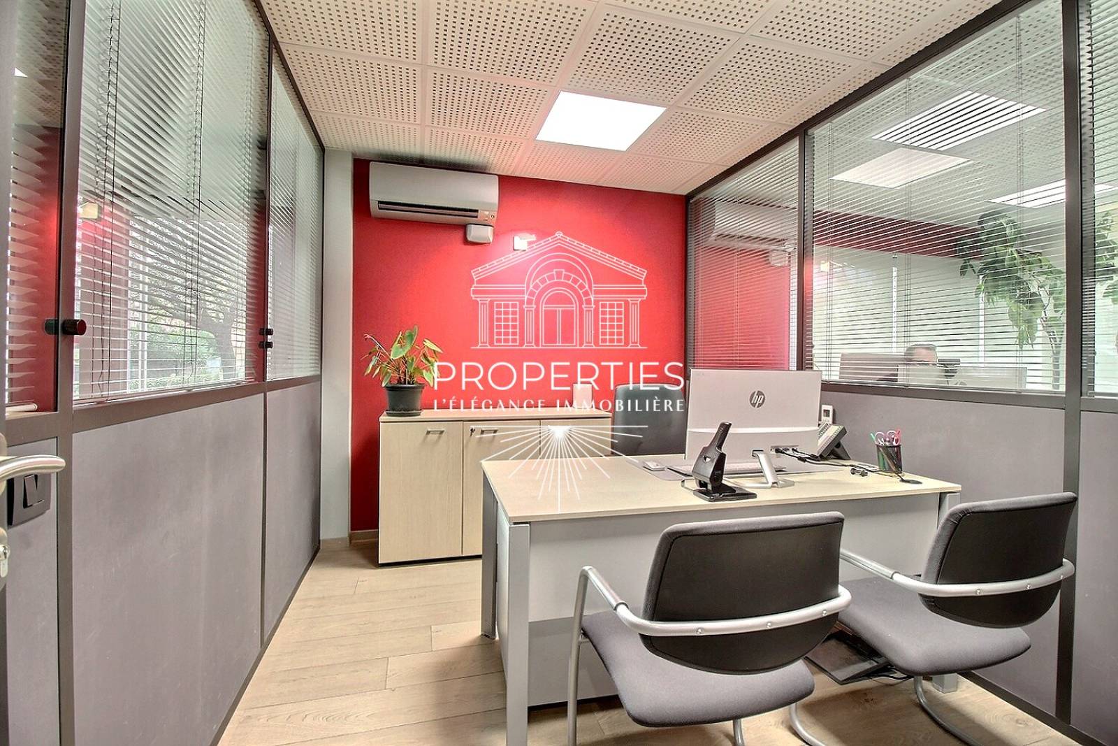 À vendre locaux professionnels centre-ville Cogolin