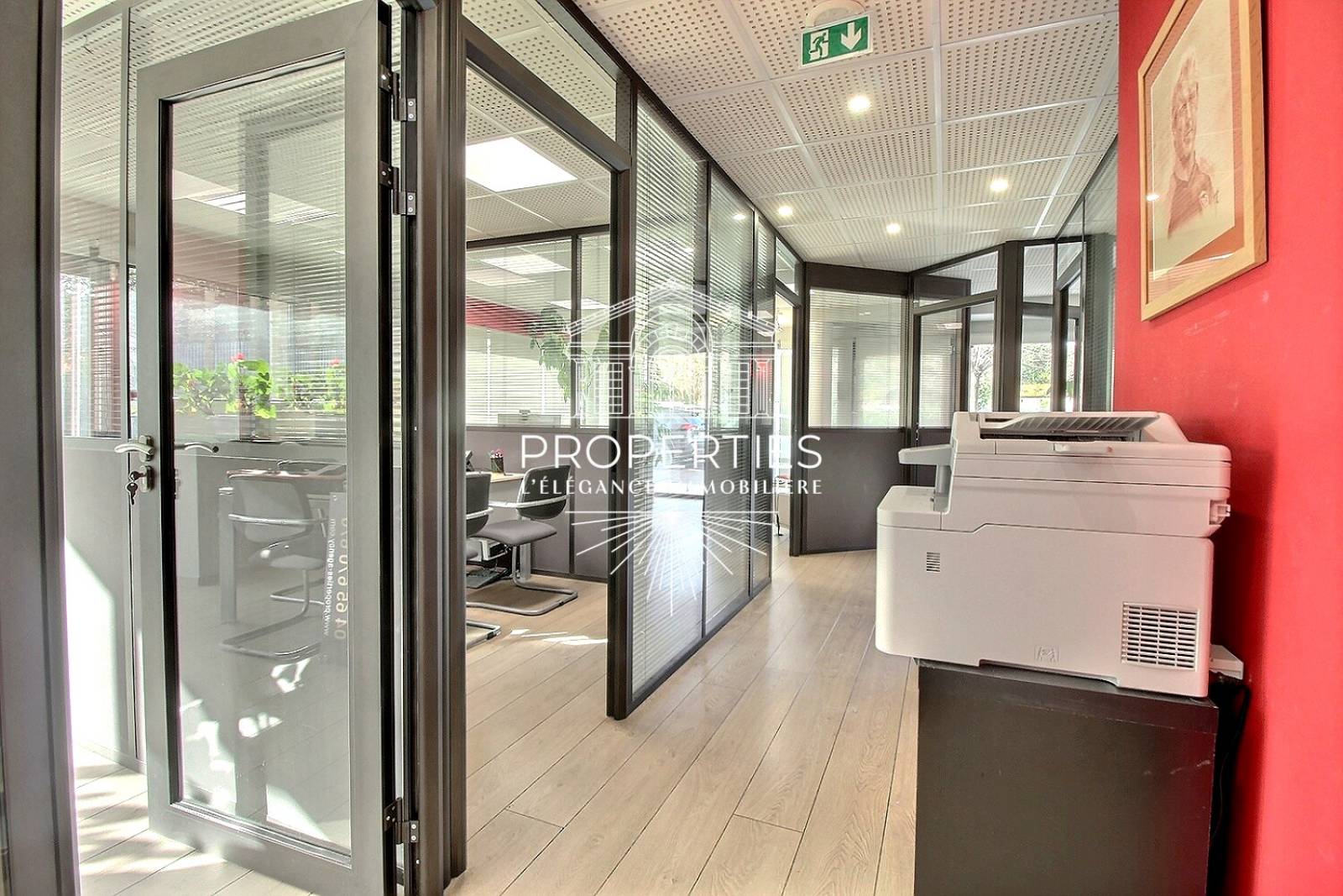 À vendre locaux professionnels récents Cogolin axe passant