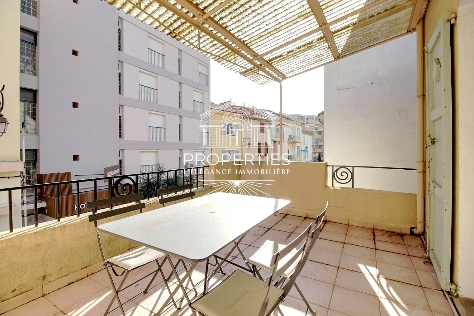 À vendre hypercentre Le Lavandou immeuble avec local commercial loué et appartement avec terrasse