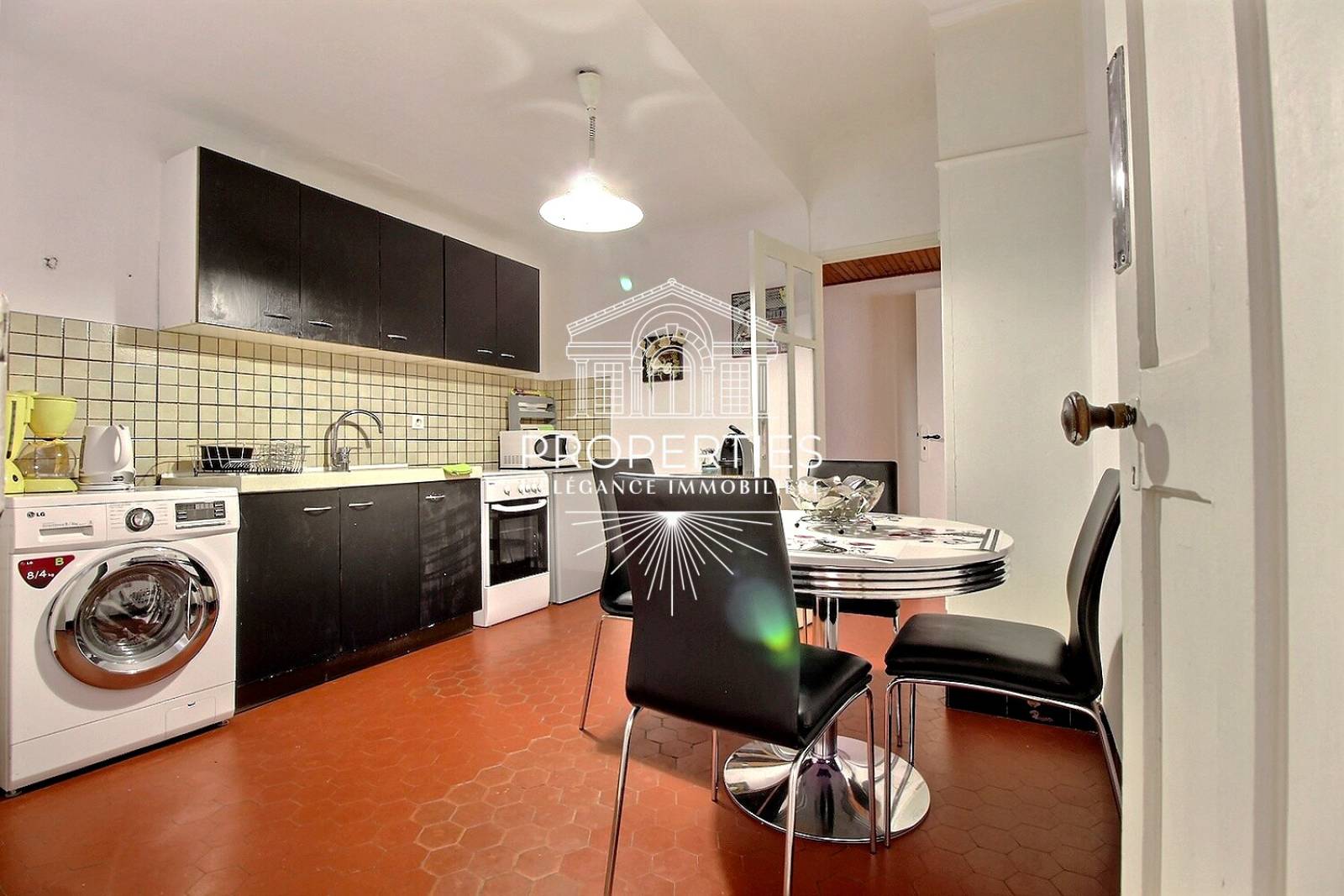 À vendre immeuble rare au Lavandou avec commerce loué appartement T2 et cave