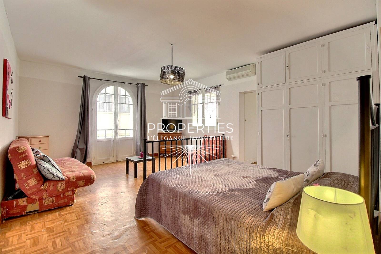 À vendre Le Lavandou centre-ville immeuble avec murs commerciaux et appartement à rénover