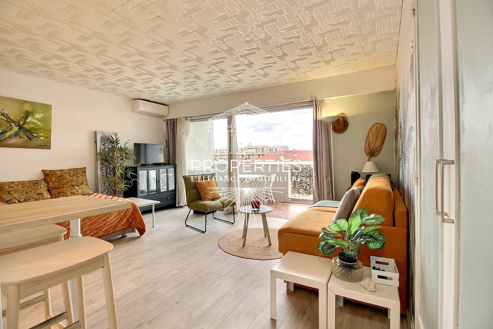 A vendre au Lavandou, magnifique studio rénové en plein cœur de ville avec balcon, ascenseur et accès immédiat aux plages.